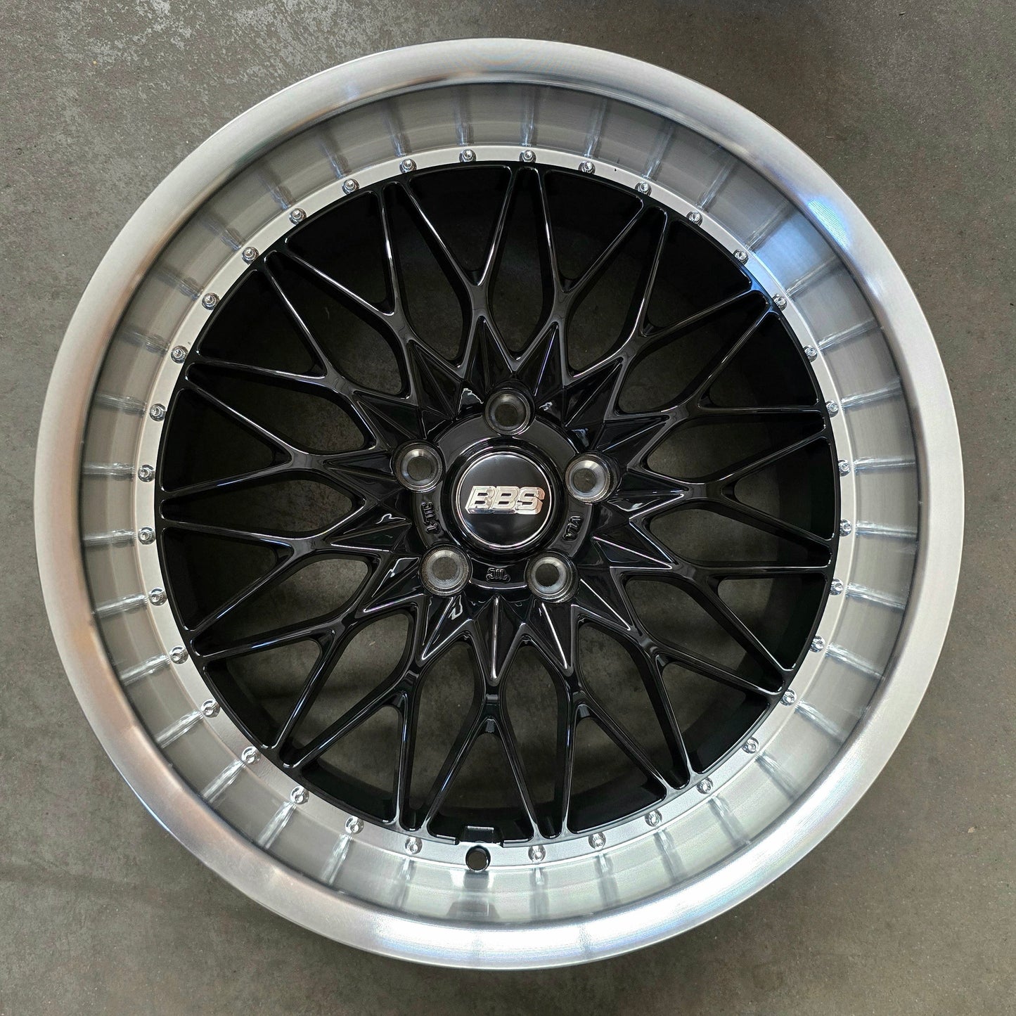 SET DE LLANTAS BBS. Aro 19 - 5x114. Color Negro Aro Cromado. (C001)