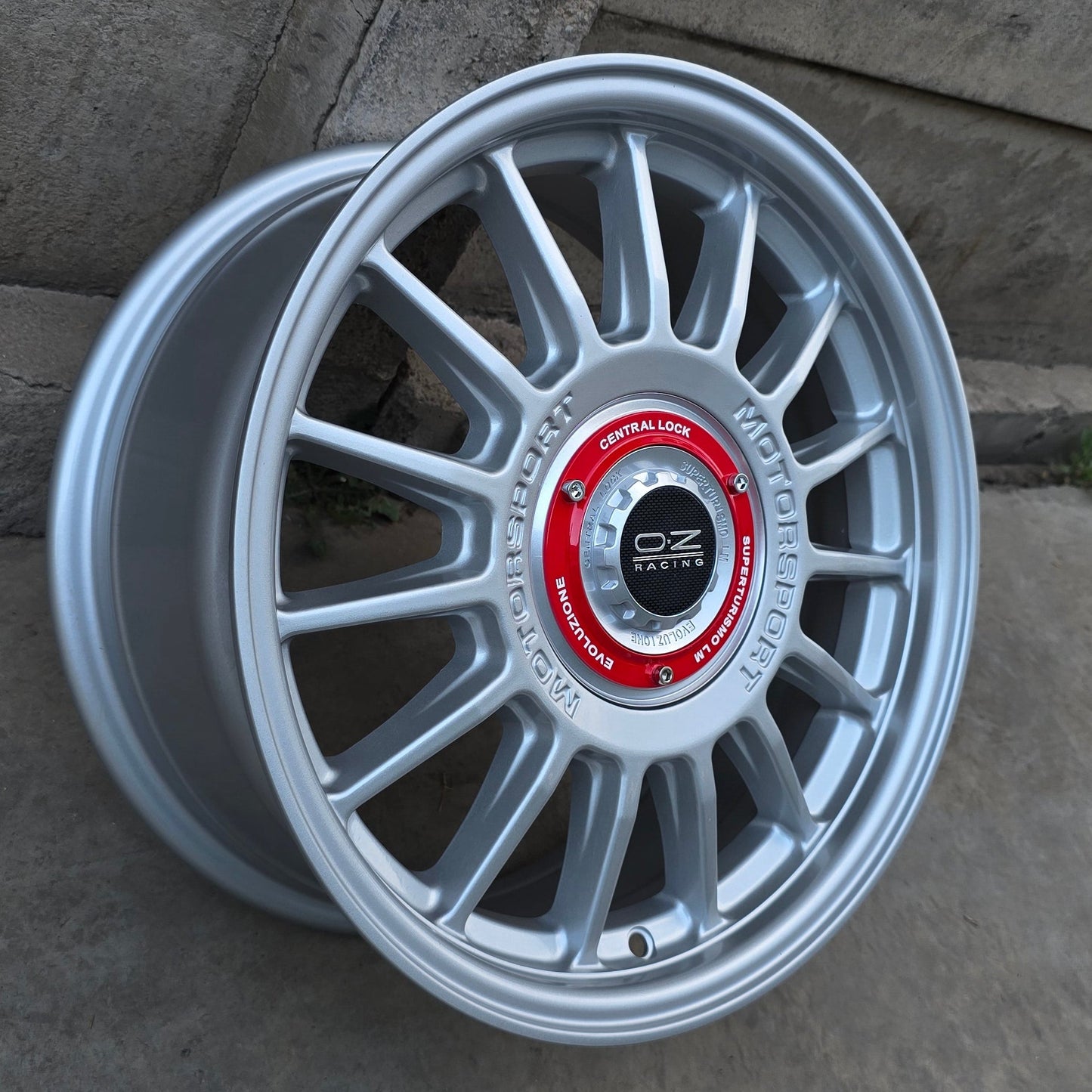 SET DE LLANTAS OZ SUPERTURISMO MOTORSPORT. Aro 16 - 4x100, 4x114. Doble Apernadura. Color Plateado. (YKW6898)