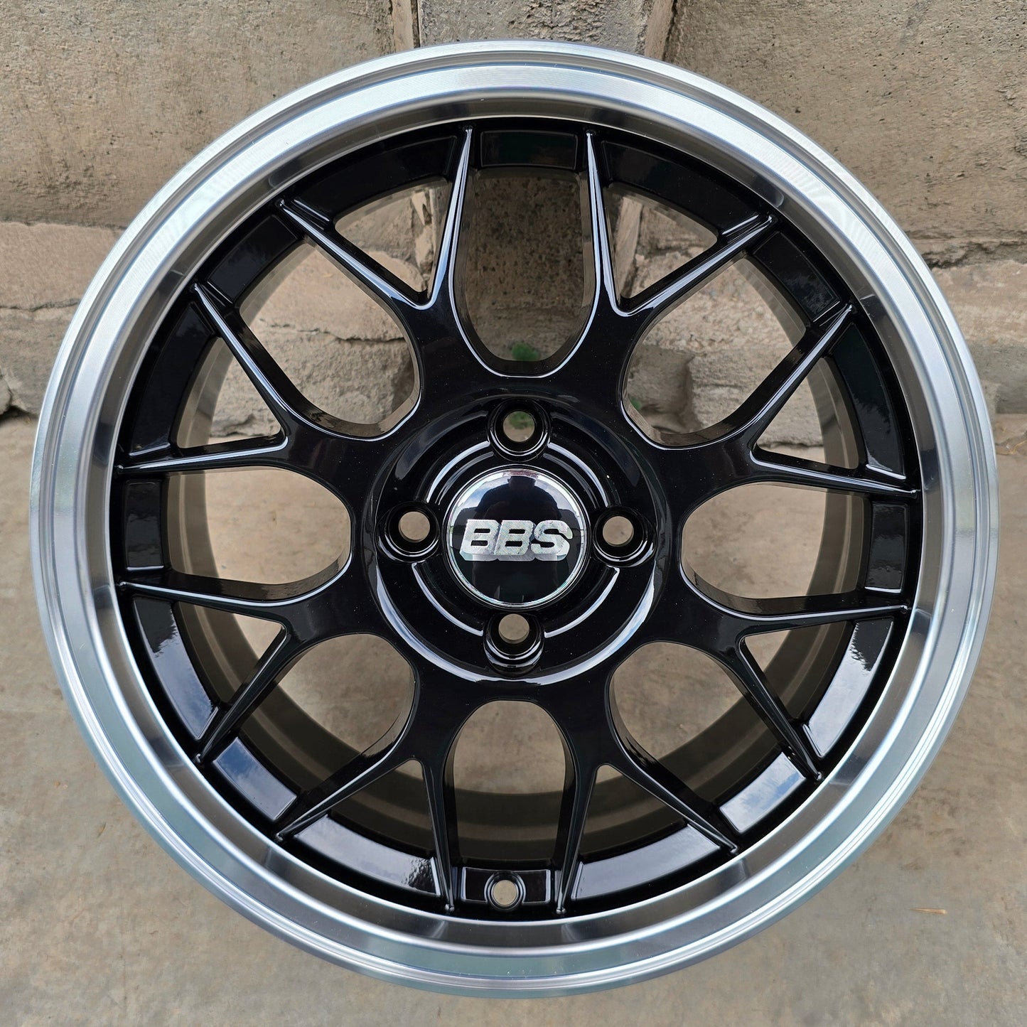 SET DE LLANTAS BBS LM. Aro 15 - 4x100 . Color Negro Aro Cromado. (15C108A)
