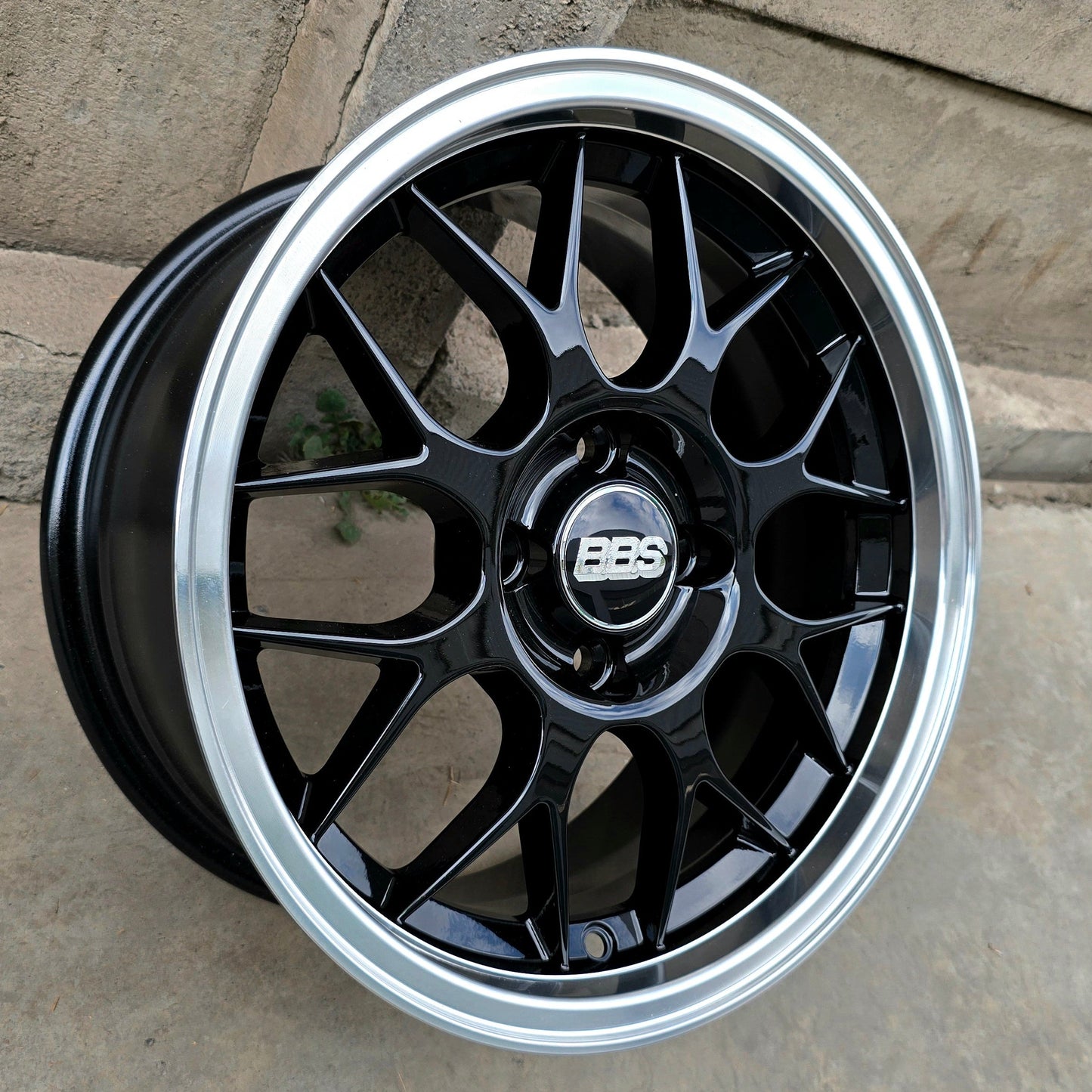 SET DE LLANTAS BBS LM. Aro 15 - 4x100 . Color Negro Aro Cromado. (15C108A)