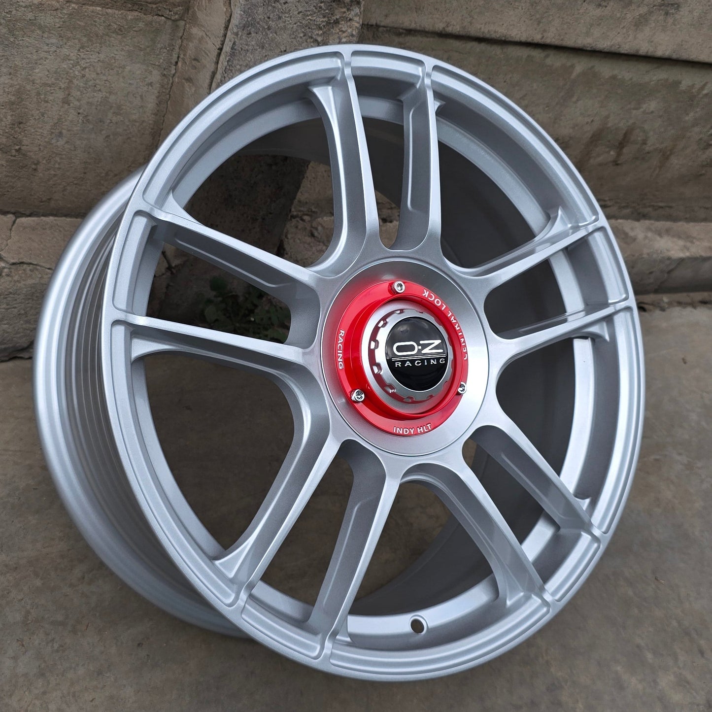 SET DE LLANTAS OZ INDY. Aro 17 - 5x100, 5x112. Doble Apernadura. Color Plateado. (F7826)