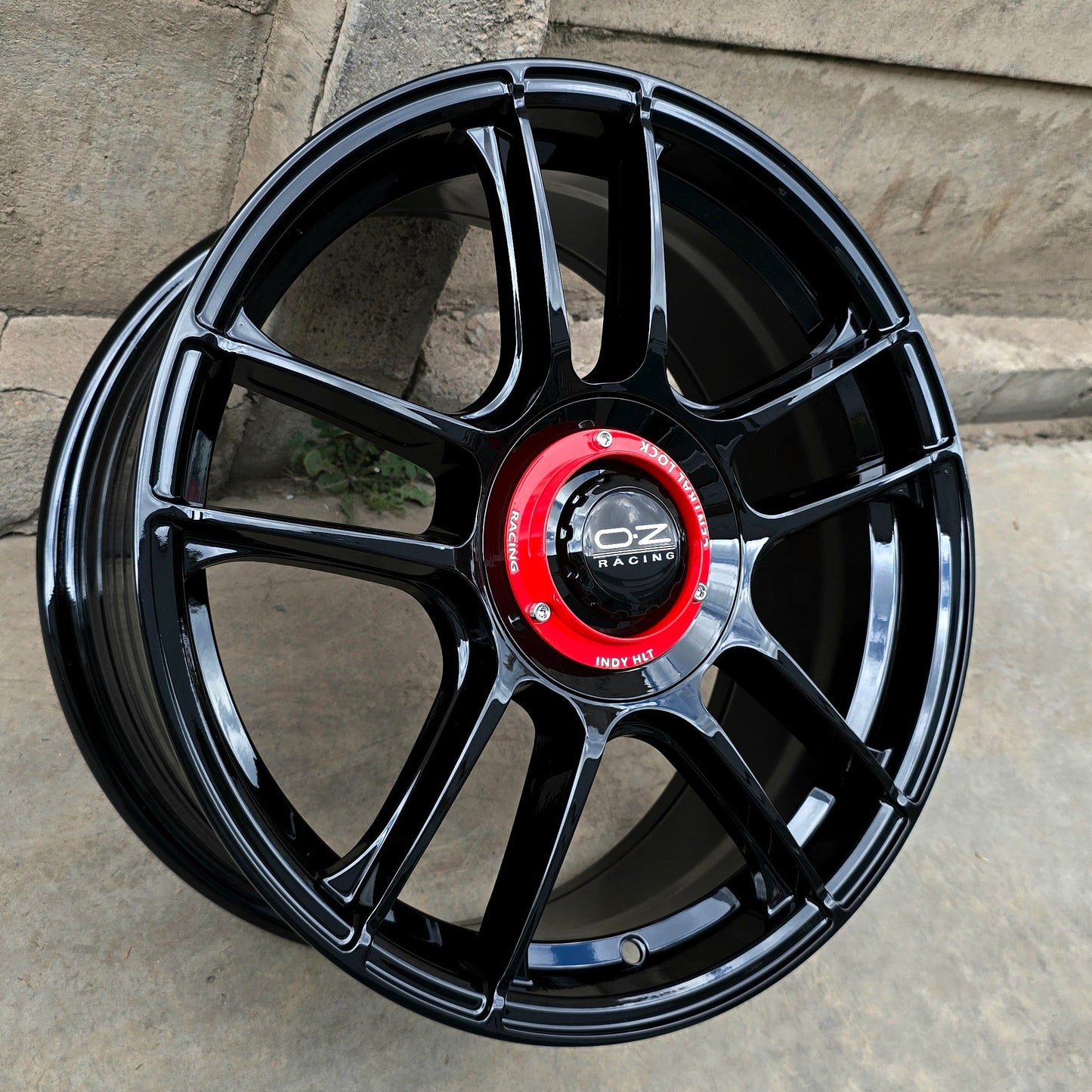 SET DE LLANTAS OZ INDY. Aro 17 - 5x100, 5x112. Doble Apernadura. Color Negro Brillante. (F7826)