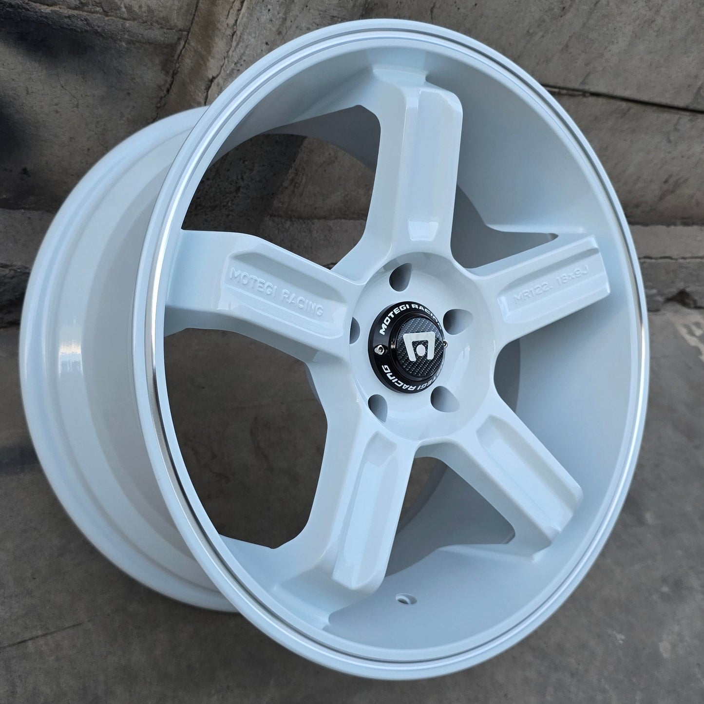 SET DE LLANTAS MOTEGI ORIGINAL. Aro 18 - 5x114. Color Blanco. (MR12289012835)