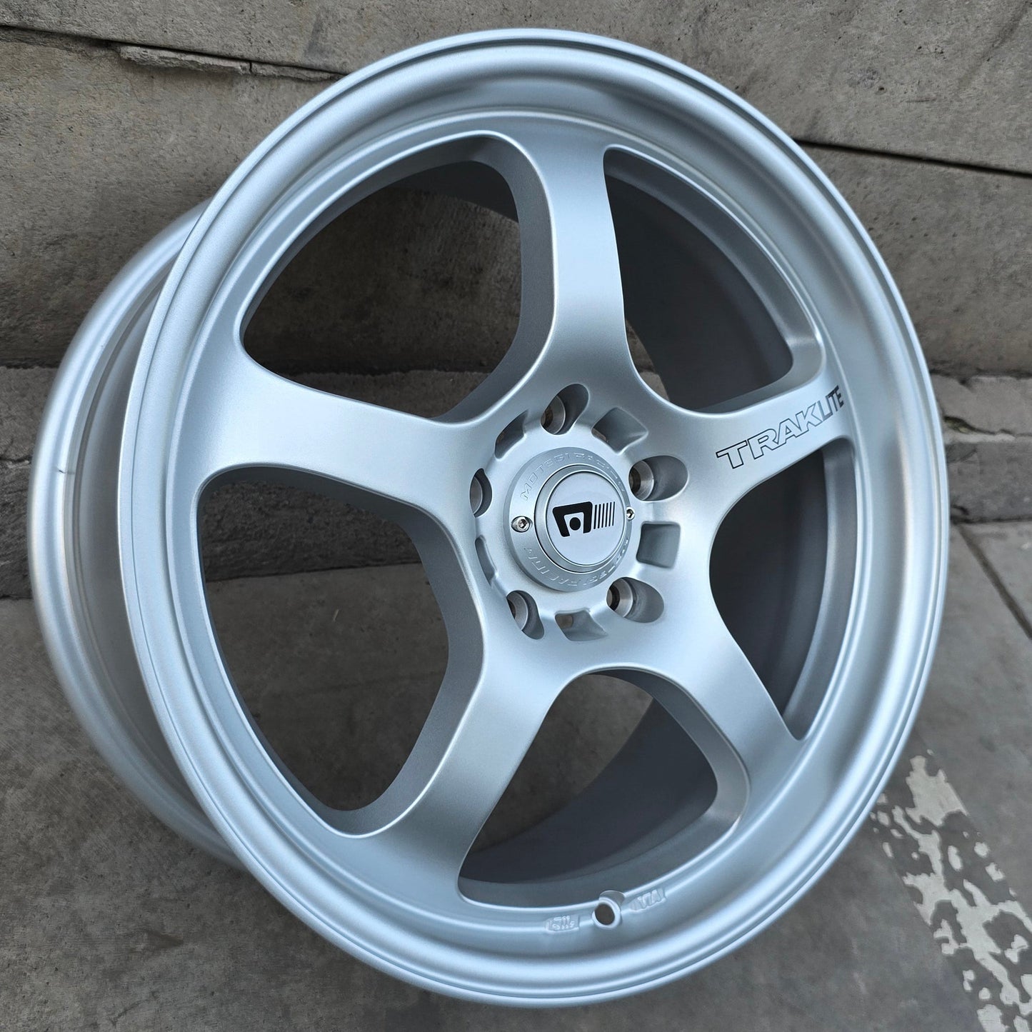 SET DE LLANTAS MOTEGI TRAK LITE ORIGINAL. Aro 17 - 5x114 . Color Plateado. (MR13178012440)