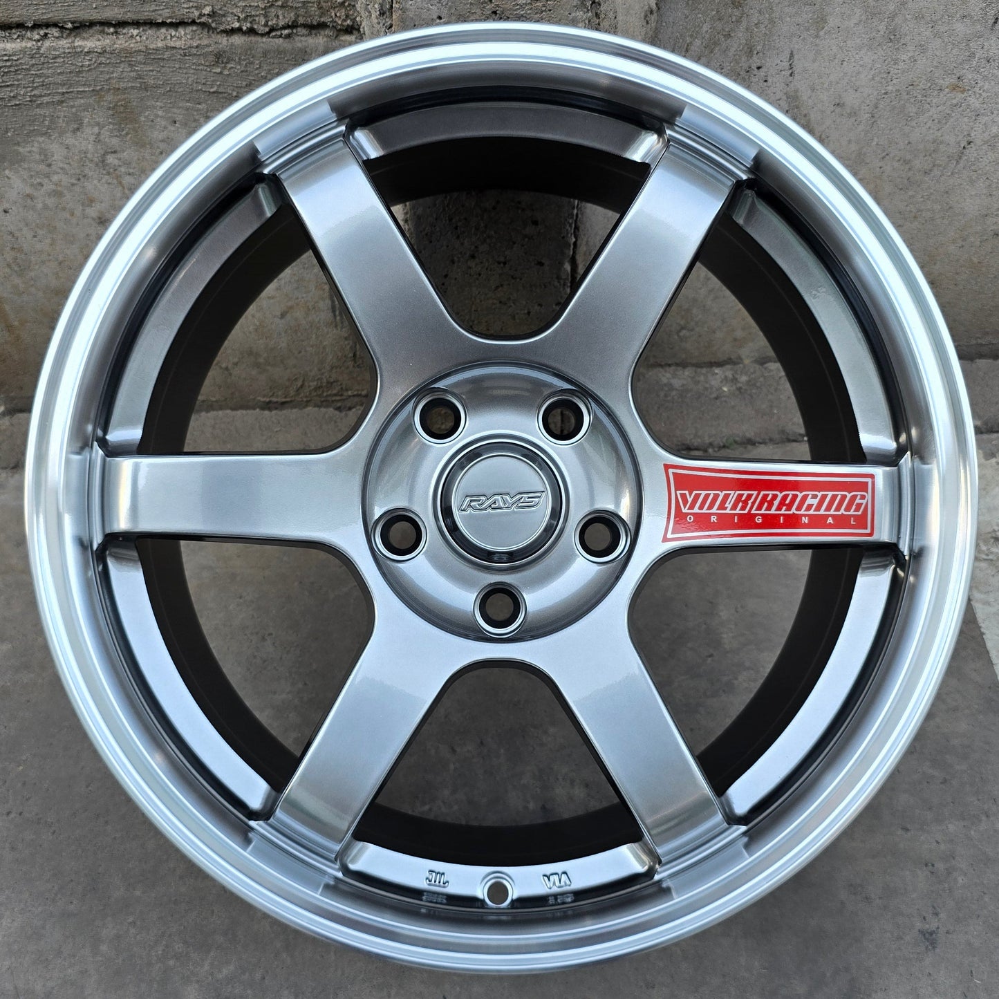 SET DE LLANTAS VOLK TE37. Aro 17 - 5x114 . Color Grafito Metalizado Aro Cromado. (RGW038FF)