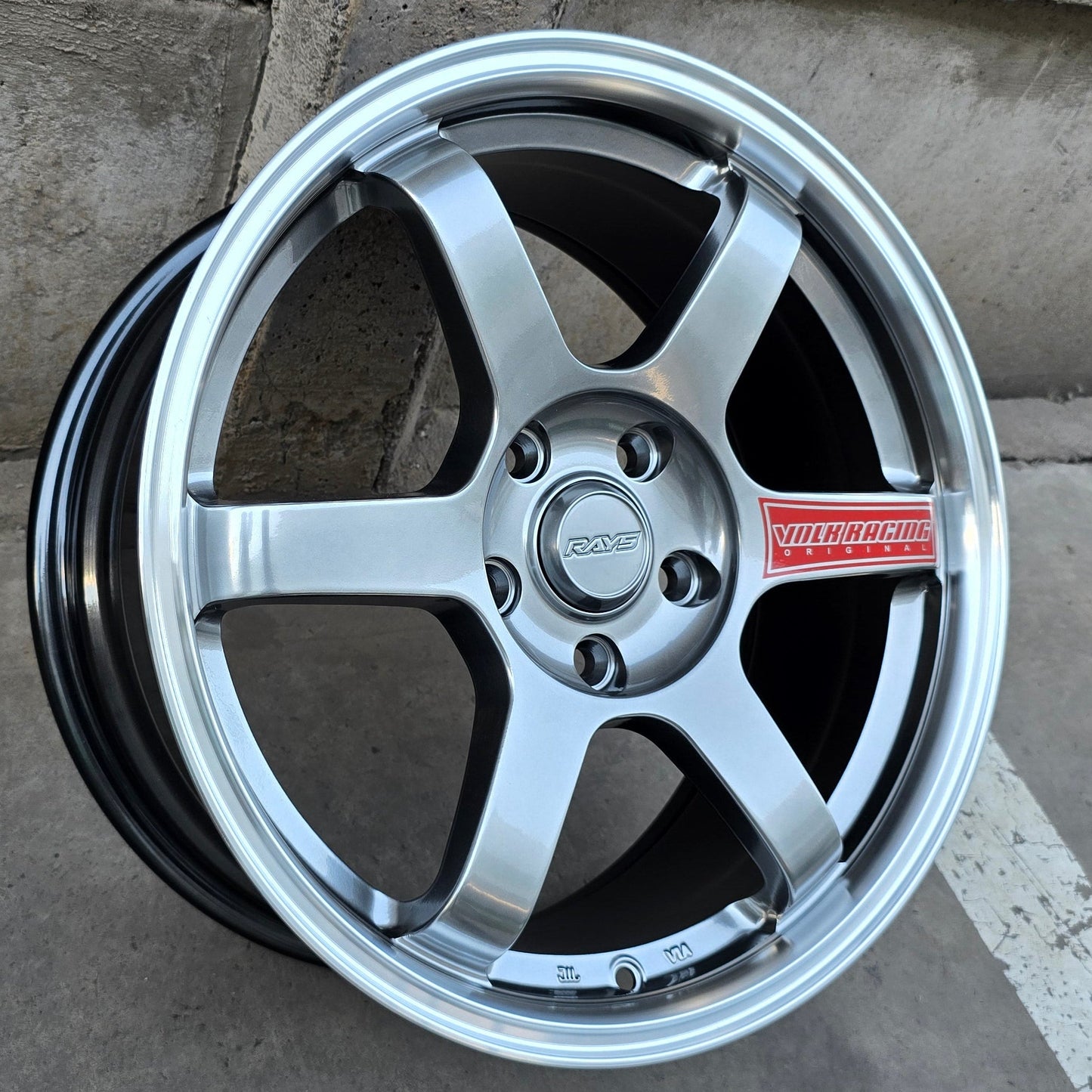 SET DE LLANTAS VOLK TE37. Aro 17 - 5x114 . Color Grafito Metalizado Aro Cromado. (RGW038FF)