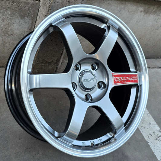 SET DE LLANTAS VOLK TE37. Aro 17 - 5x114 . Color Grafito Metalizado Aro Cromado. (RGW038FF)
