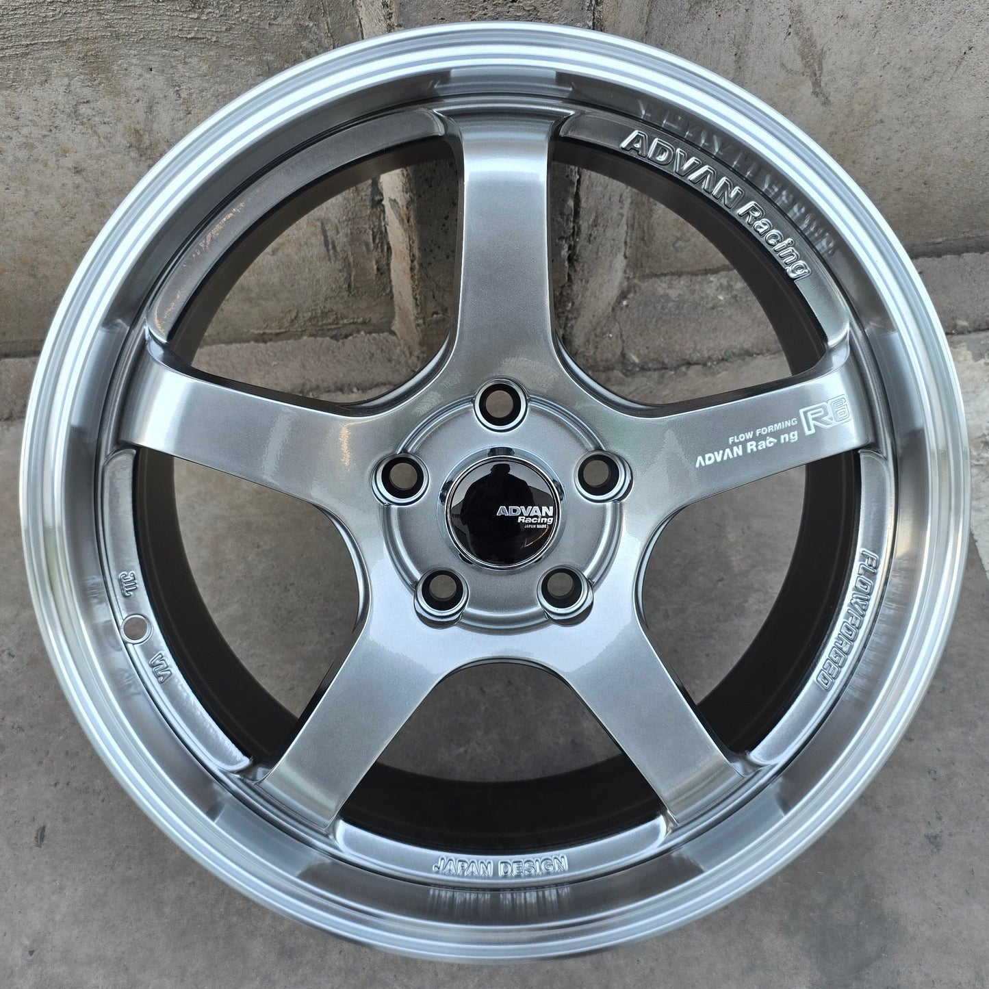 SET DE LLANTAS ADVAN GT. Aro 17 - 5x114 . Color Grafito Metalizado Aro Cromado. (RGWG37FF)