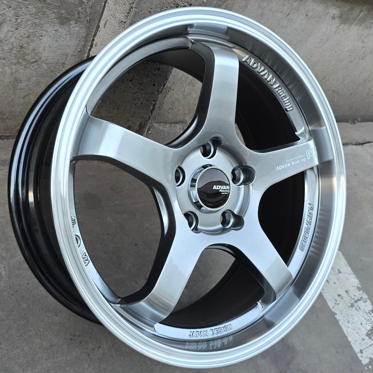 SET DE LLANTAS ADVAN GT. Aro 17 - 5x114 . Color Grafito Metalizado Aro Cromado. (RGWG37FF)