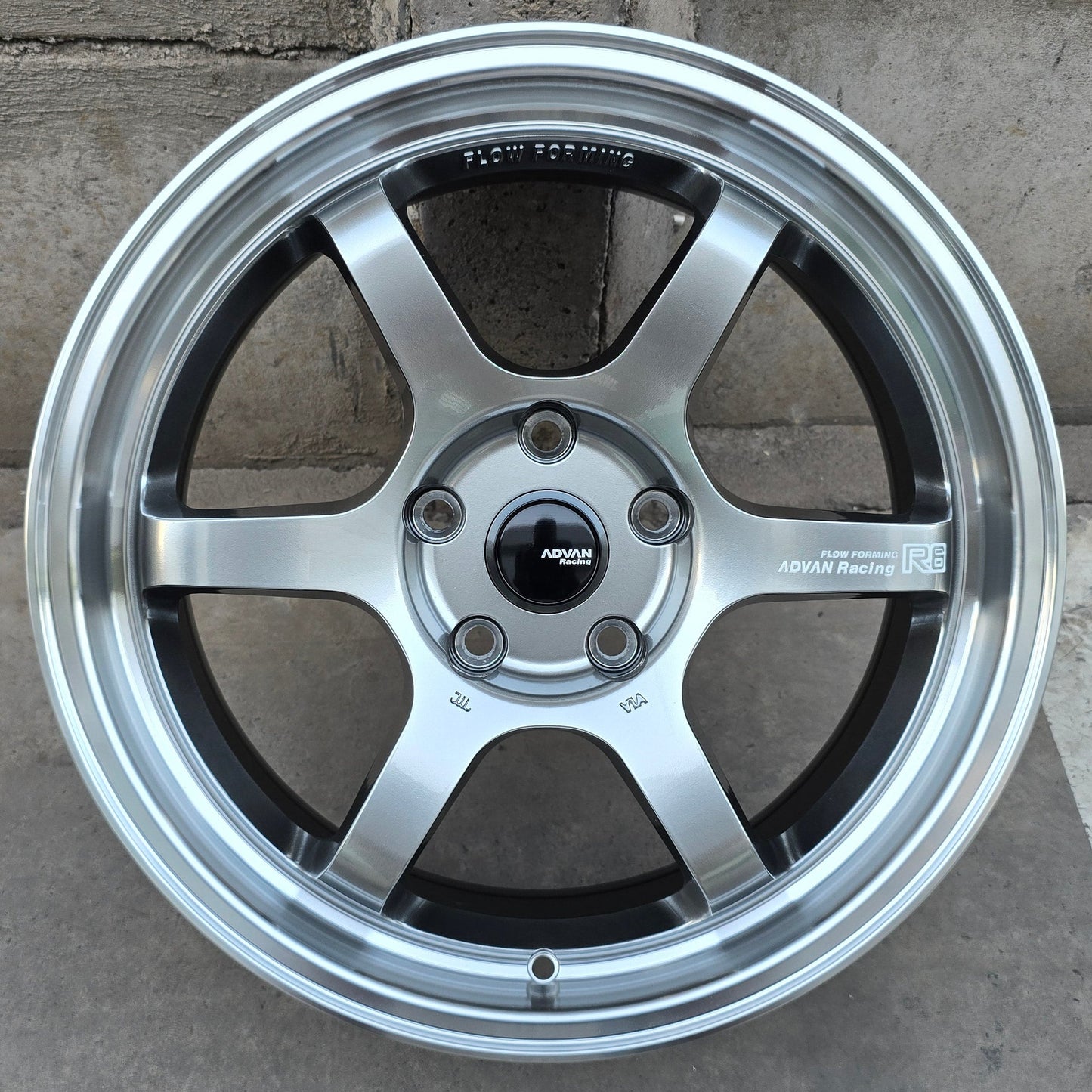 SET DE LLANTAS ADVAN RACING R6. Aro 17 - 5x114 . Color Grafito Metalizado Aro Cromado. (RGWG12FF)