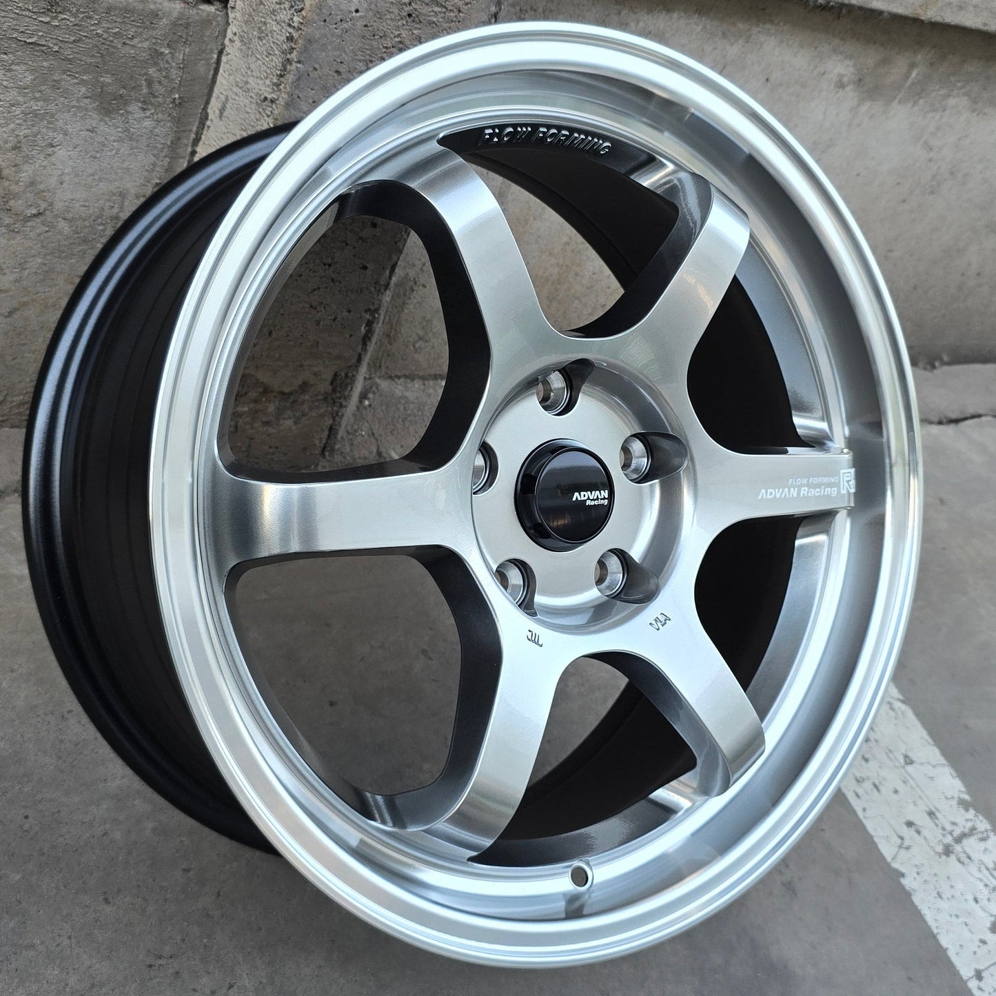 SET DE LLANTAS ADVAN RACING R6. Aro 17 - 5x114 . Color Grafito Metalizado Aro Cromado. (RGWG12FF)