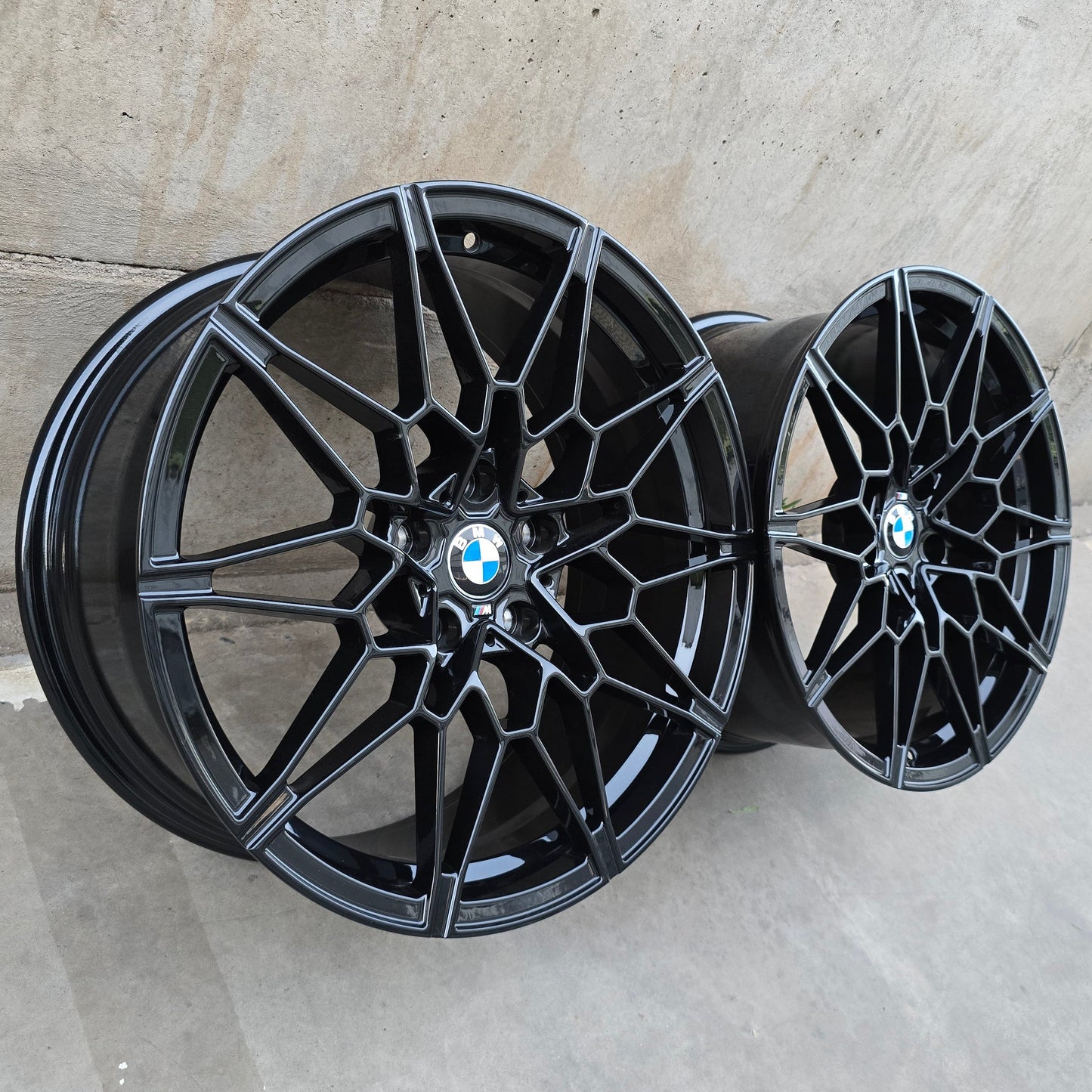 SET DE LLANTAS BMW. Asimétrica. Aro 19 - 5x120. Color Negro Brillante. (7105F)