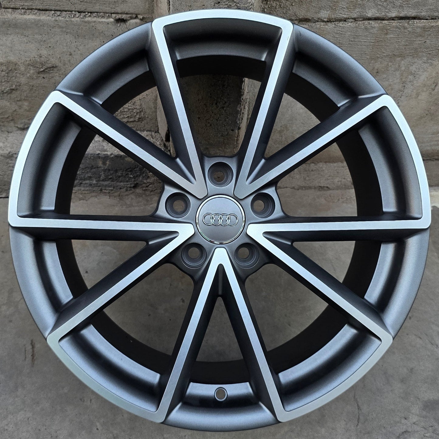 SET DE LLANTAS AUDI. Aro 18 - 5x112. Color Cromado Fondo Grafito. (654)