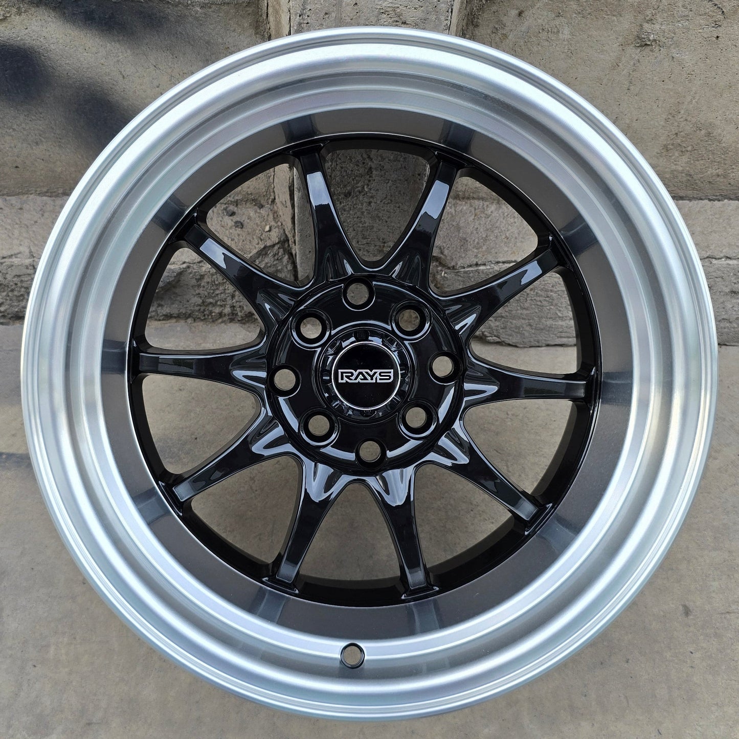 SET DE LLANTAS RAYS CE28. Aro 15 - 4x100, 4x114. Doble Apernadura. Color Negro Aro Cromado. (15C1015J)
