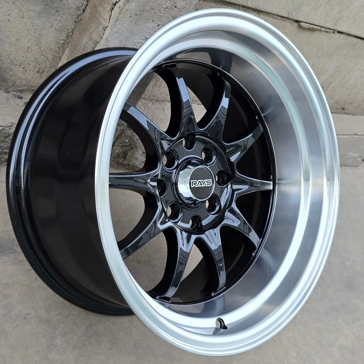 SET DE LLANTAS RAYS CE28. Aro 15 - 4x100, 4x114. Doble Apernadura. Color Negro Aro Cromado. (15C1015J)