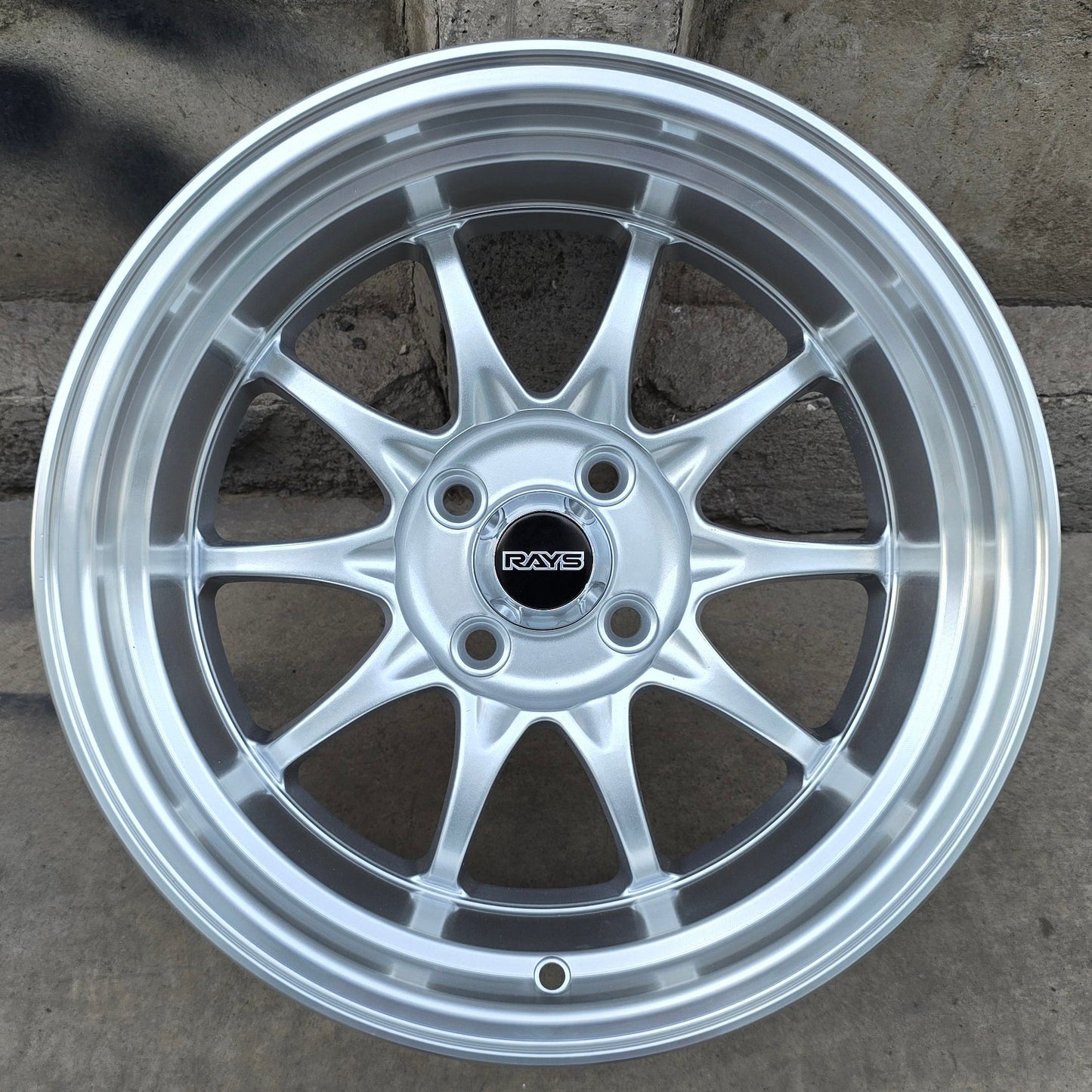 SET DE LLANTAS RAYS CE28. Aro 15 - 4x100. Color Plateado Aro Cromado. (15C1015H)