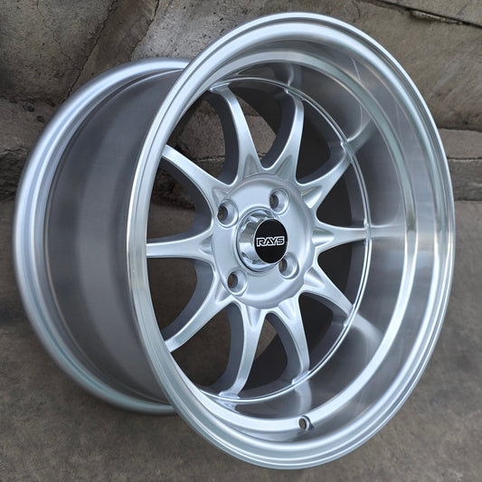 SET DE LLANTAS RAYS CE28. Aro 15 - 4x100. Color Plateado Aro Cromado. (15C1015H)