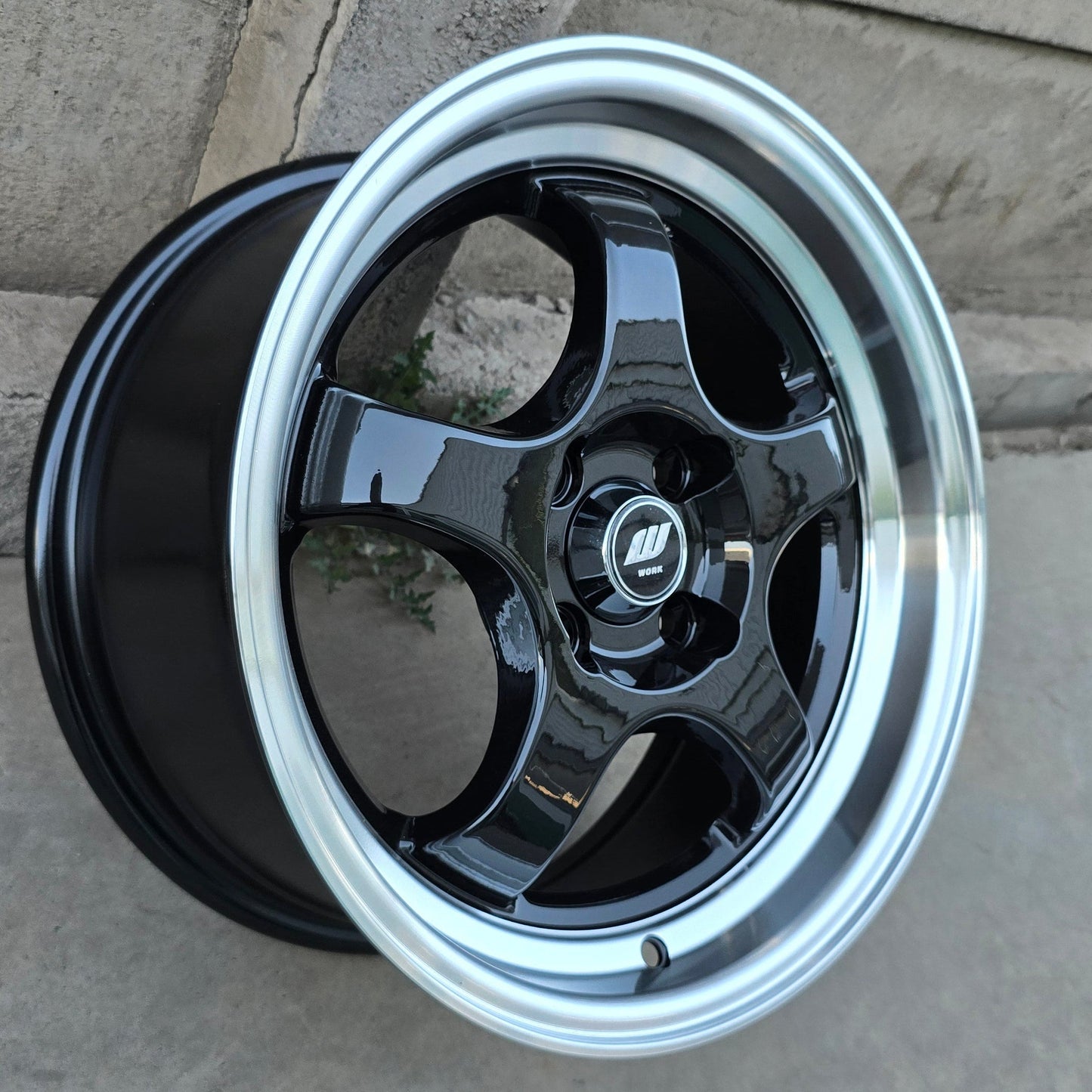 SET DE LLANTAS WORK MEISTER. Aro 15 - 4x100. Color Negro Aro Cromado. (15B5864A)