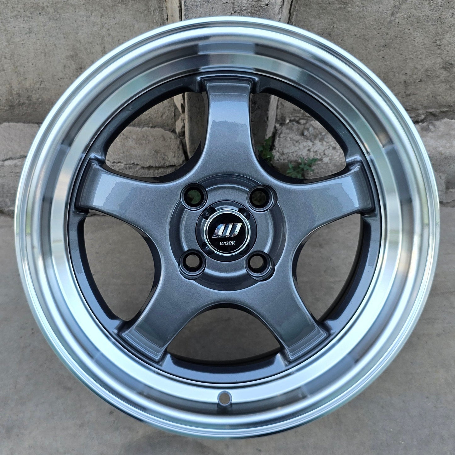 SET DE LLANTAS WORK MEISTER. Aro 15 - 4x100. Color Grafito Aro Cromado. (15B5864B)