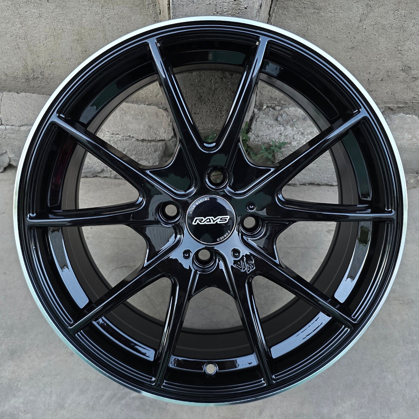 SET DE LLANTAS RAYS VR. Aro 16 - 4x100. Color Negro Aro Cromado. (16D202A)