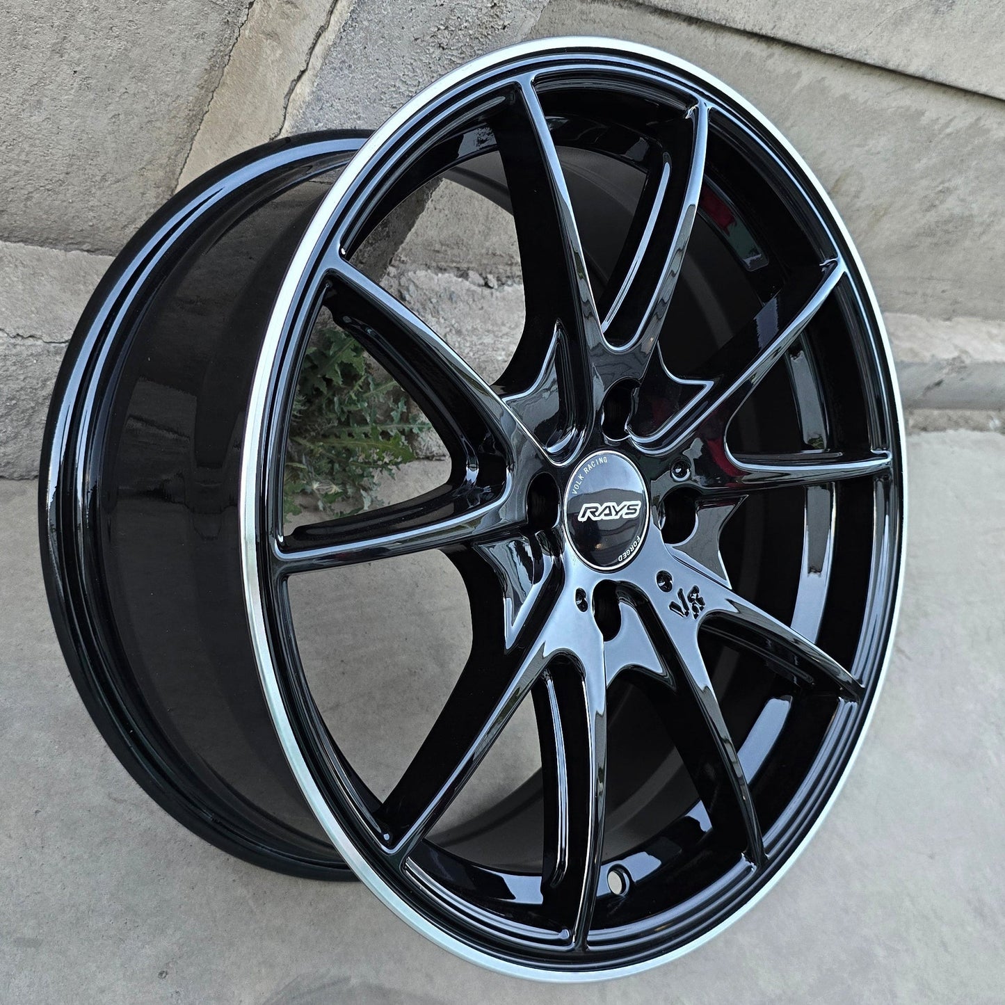 SET DE LLANTAS RAYS VR. Aro 16 - 4x100. Color Negro Aro Cromado. (16D202A)