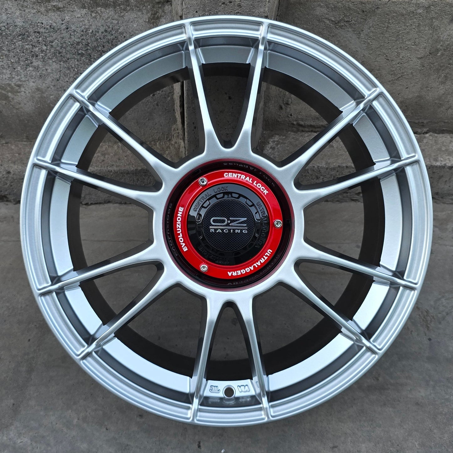 SET DE LLANTAS OZ ULTRA LIGERA EVOLUCIONE. Aro 17 - 5x112. Color Plateado. (ZR0256)
