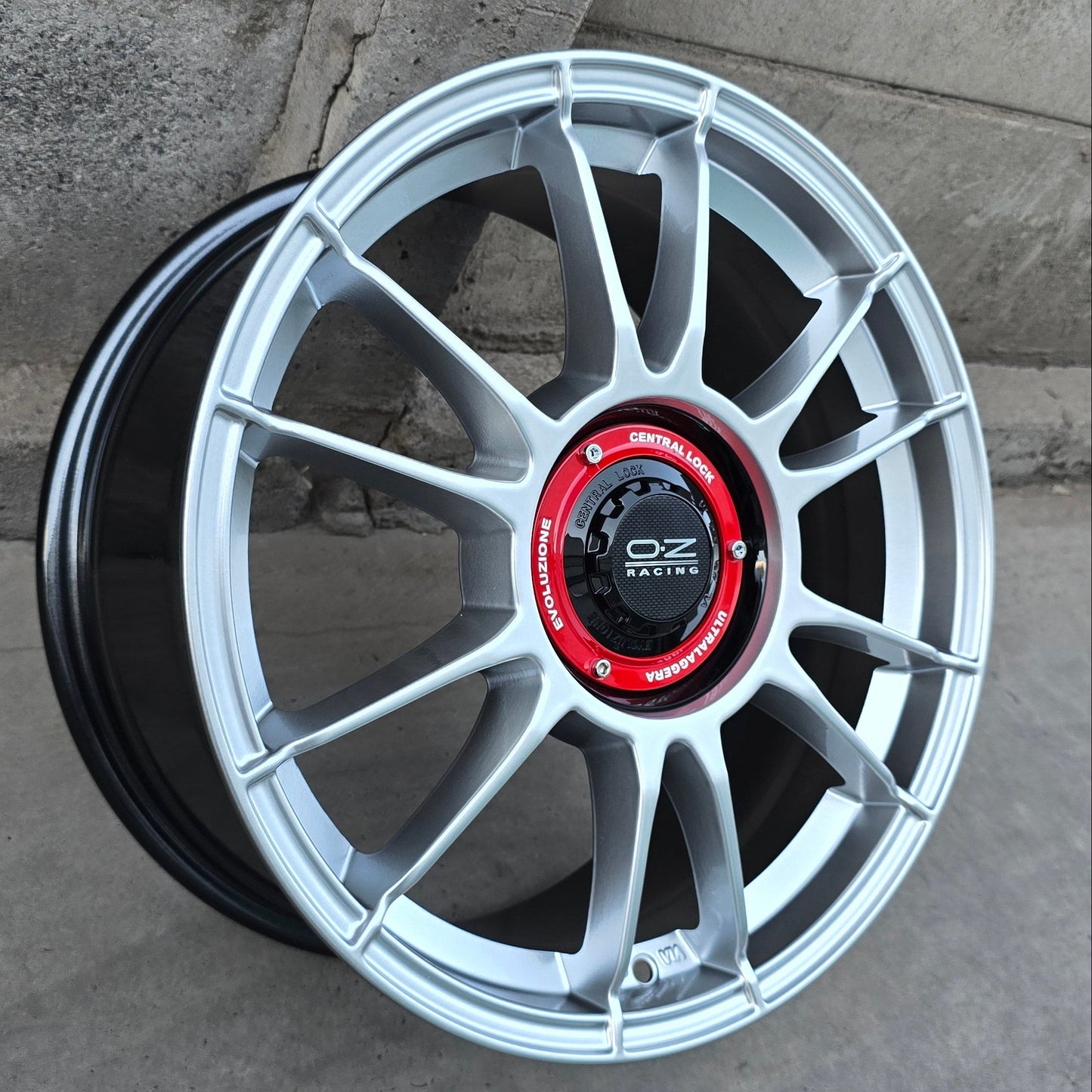 SET DE LLANTAS OZ ULTRA LIGERA EVOLUCIONE. Aro 17 - 4x100. Color Plateado. (ZR0256)