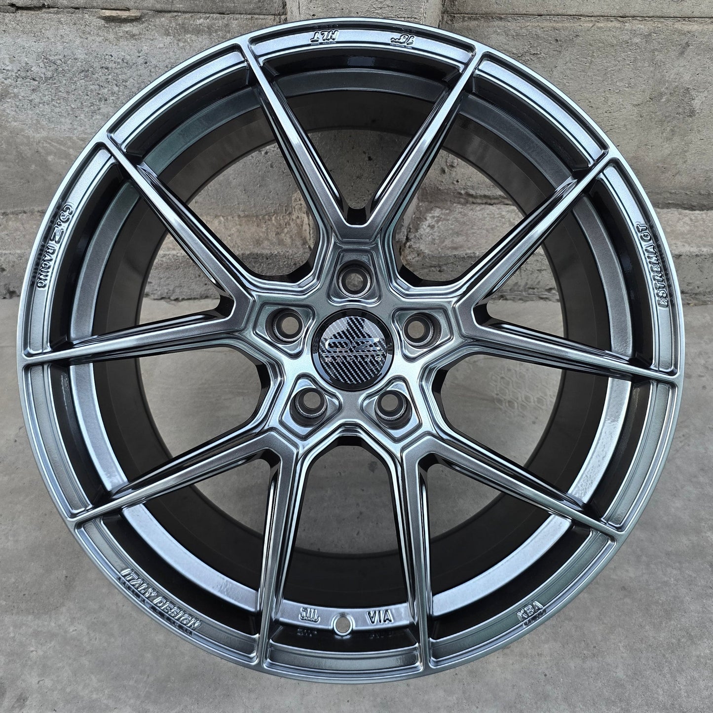 SET DE LLANTAS OZ ESTREMA. Aro 18 - 5x114. Color Grafito Metalizado. (FF56)