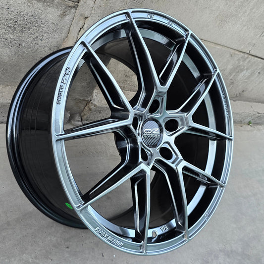 SET DE LLANTAS OZ ESTREMA ASIMETRICA. Aro 19 - 5x120. Color Grafito Metalizado. (FF56)