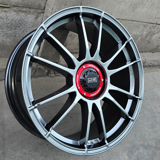 SET DE LLANTAS OZ ULTRA LIGERA EVOLUCIONE. Aro 17 - 5x112. Color Grafito Metalizado. (ZR0256)