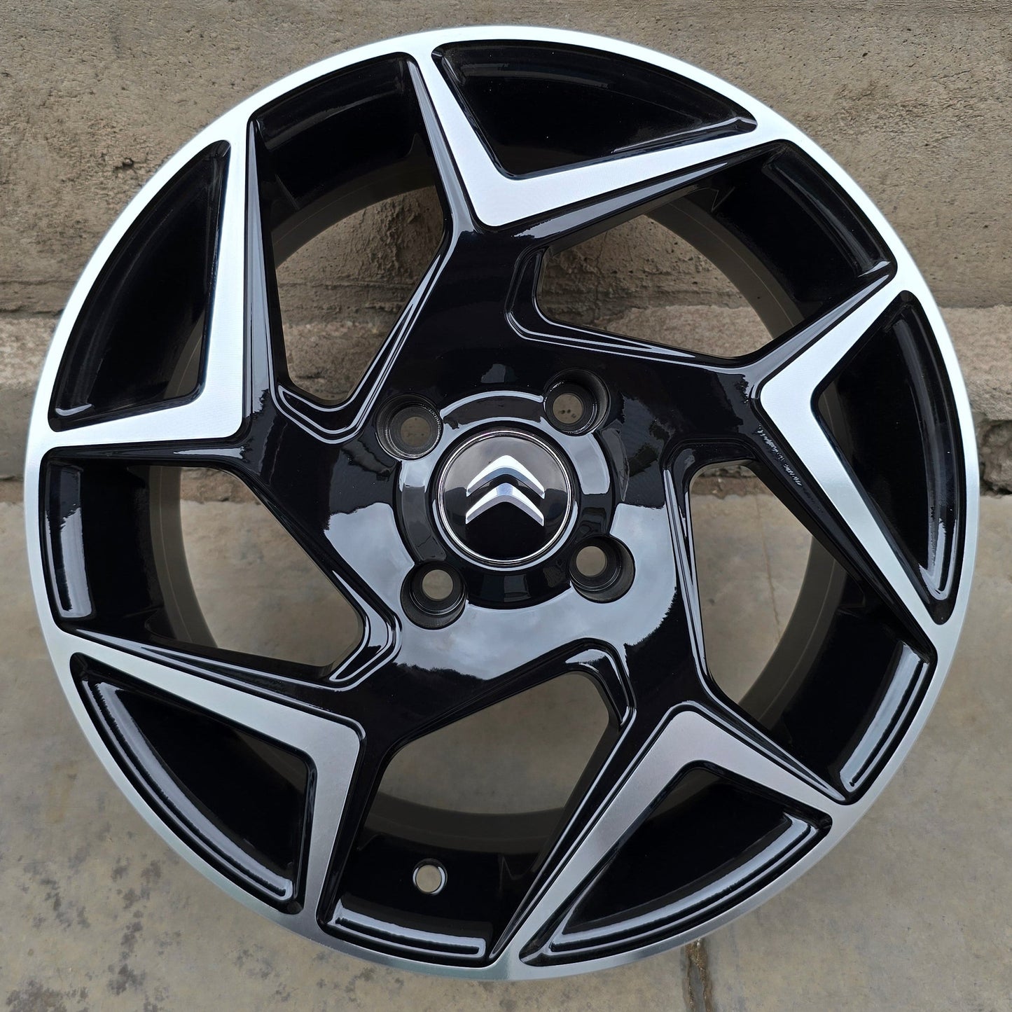 SET DE LLANTAS CITROEN. Aro 15 - 4x108. Color Cromado Fondo Negro. (CITROEN5379)