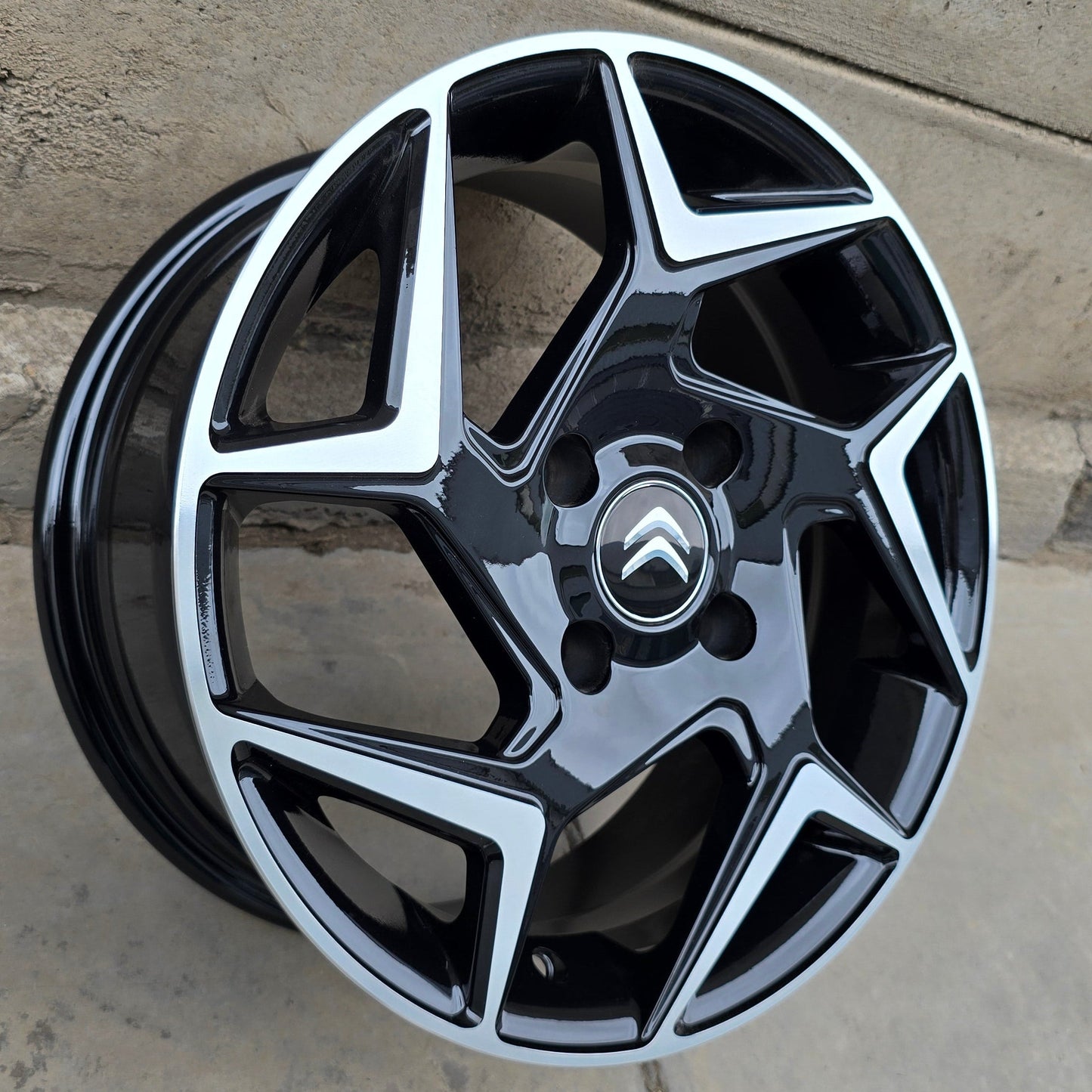 SET DE LLANTAS CITROEN. Aro 15 - 4x108. Color Cromado Fondo Negro. (CITROEN5379)