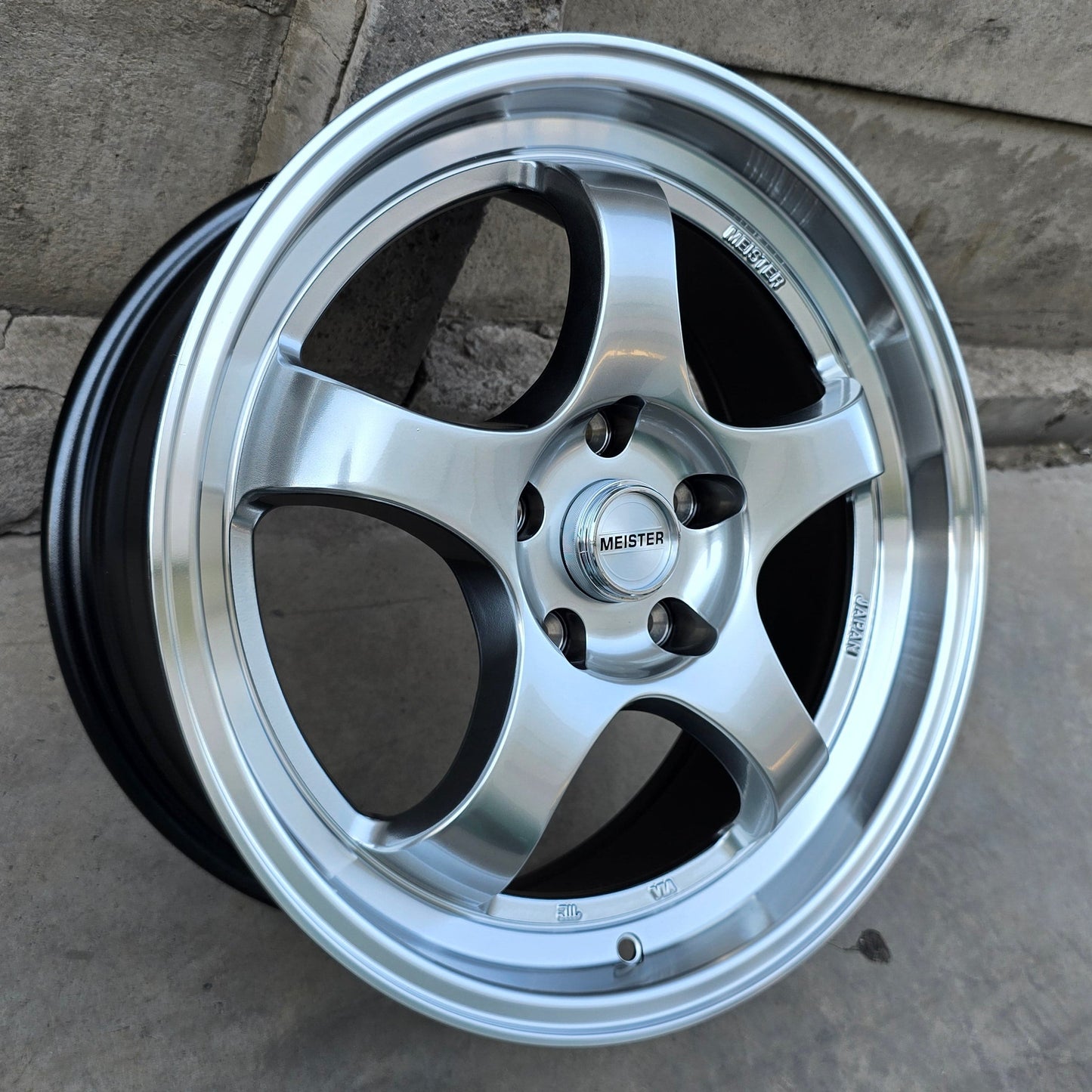 SET DE LLANTAS WORK MEISTER. Aro 17 - 5x114. Color Grafito Metalizado Aro Cromado. (RGW5036FF)