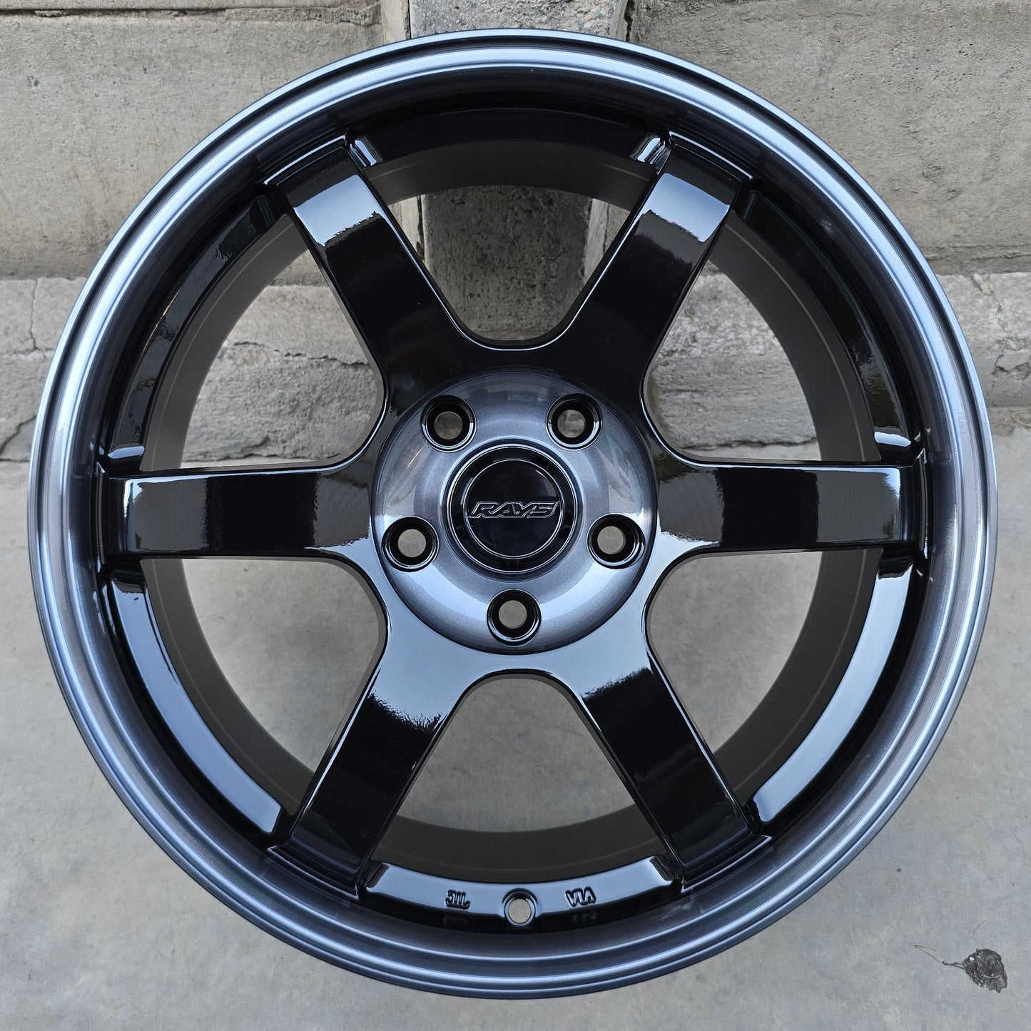 SET DE LLANTAS VOLK TE37. Aro 17 - 5x114. Color Negro Aro Gris. (RGW038FF)