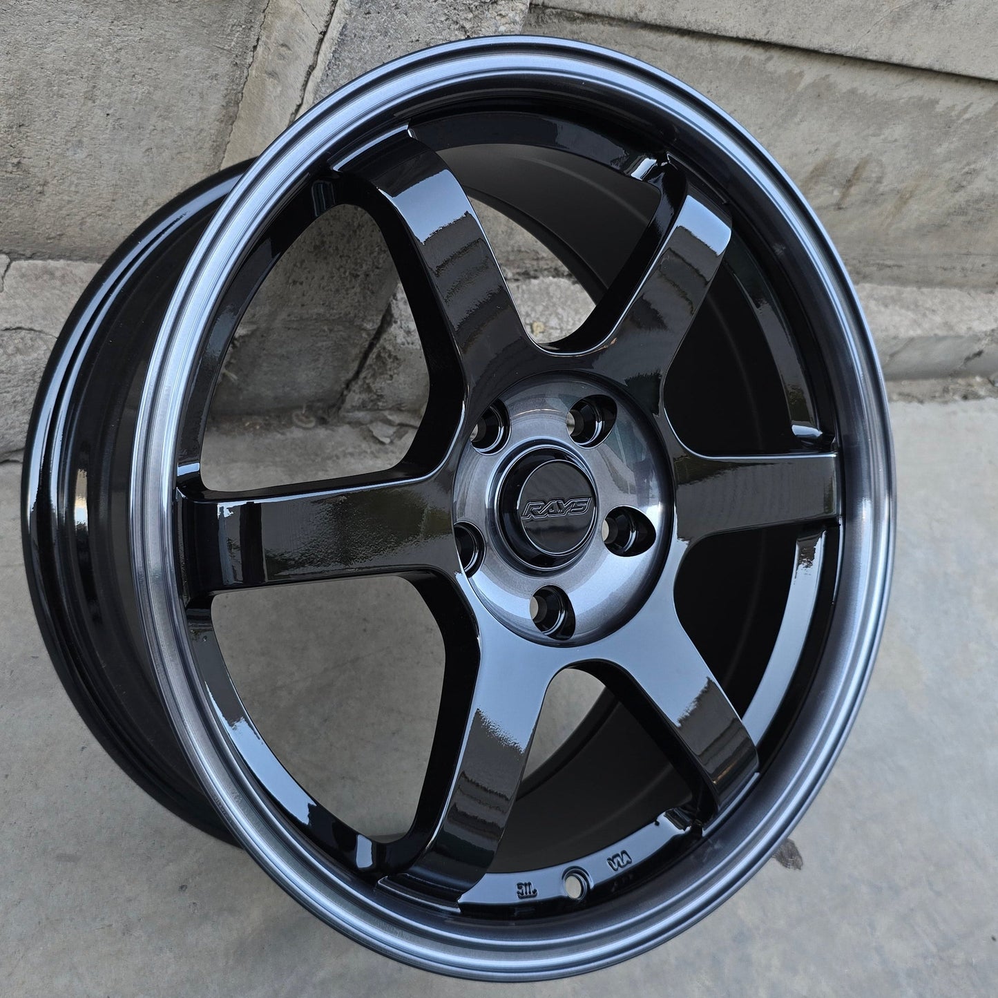 SET DE LLANTAS VOLK TE37. Aro 17 - 5x114. Color Negro Aro Gris. (RGW038FF)