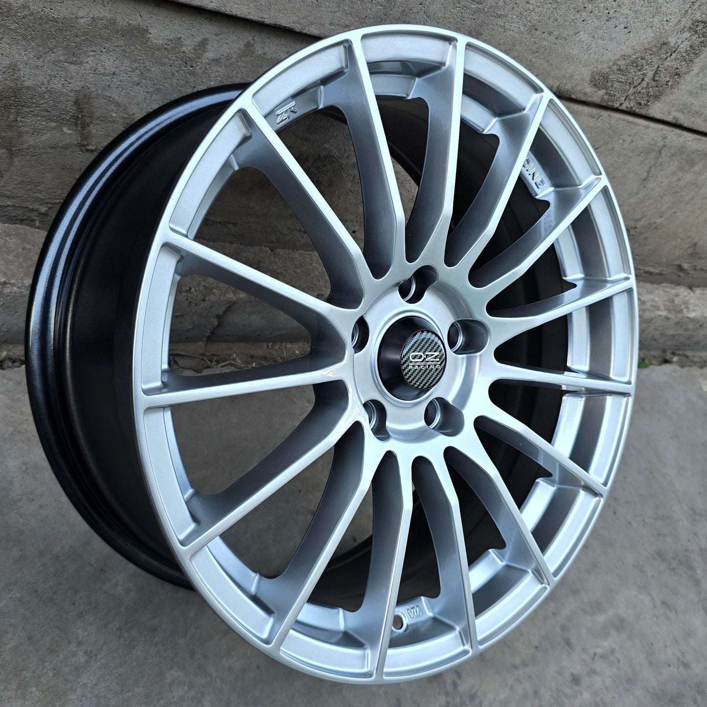 SET DE 4 LLANTAS OZ SUPERTURISMO. Aro 17 - 5x114. Color Plateado. (ZR007F)