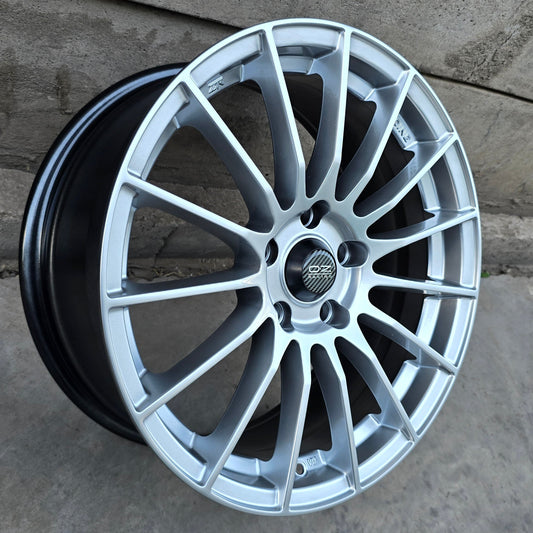 SET DE 4 LLANTAS OZ SUPERTURISMO. Aro 17 - 5x114. Color Plateado. (ZR007F)
