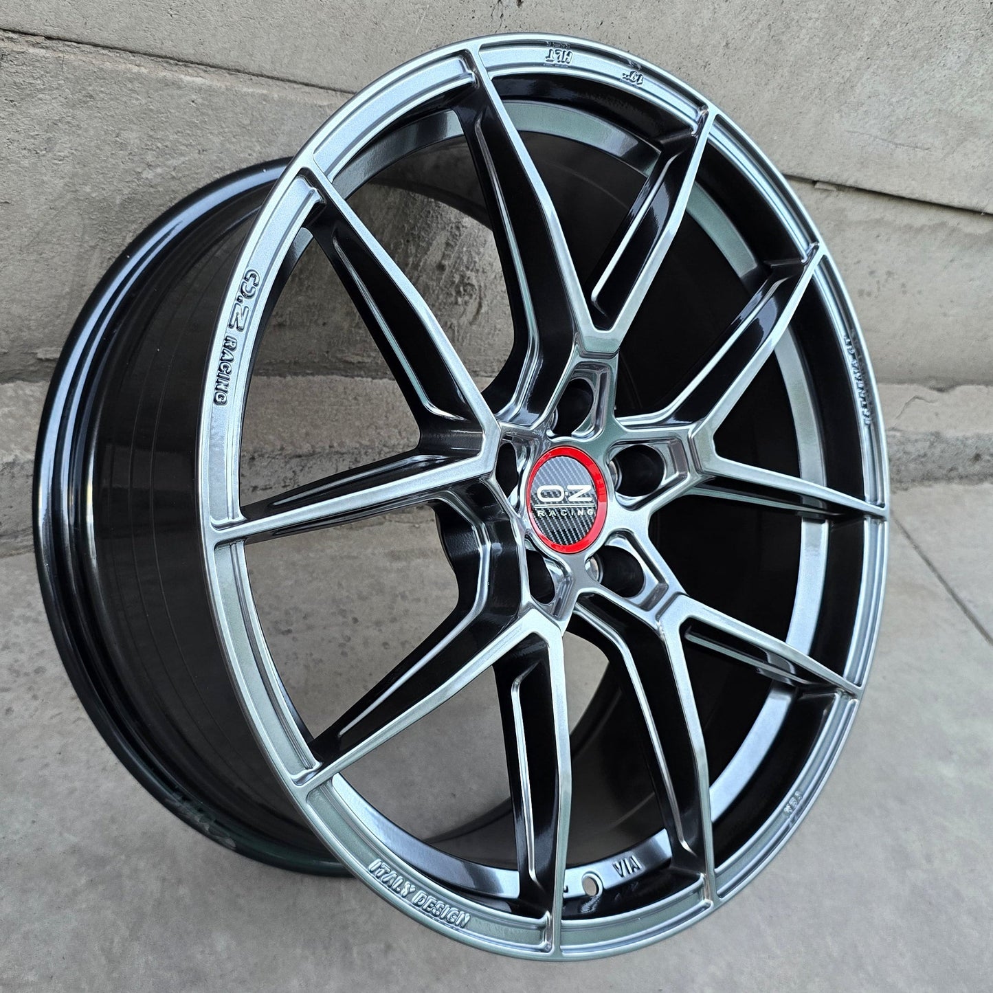 SET DE 4 LLANTAS OZ ESTREMA. Aro 19 - 5x114. Color Grafito Metalizado. (FF56)