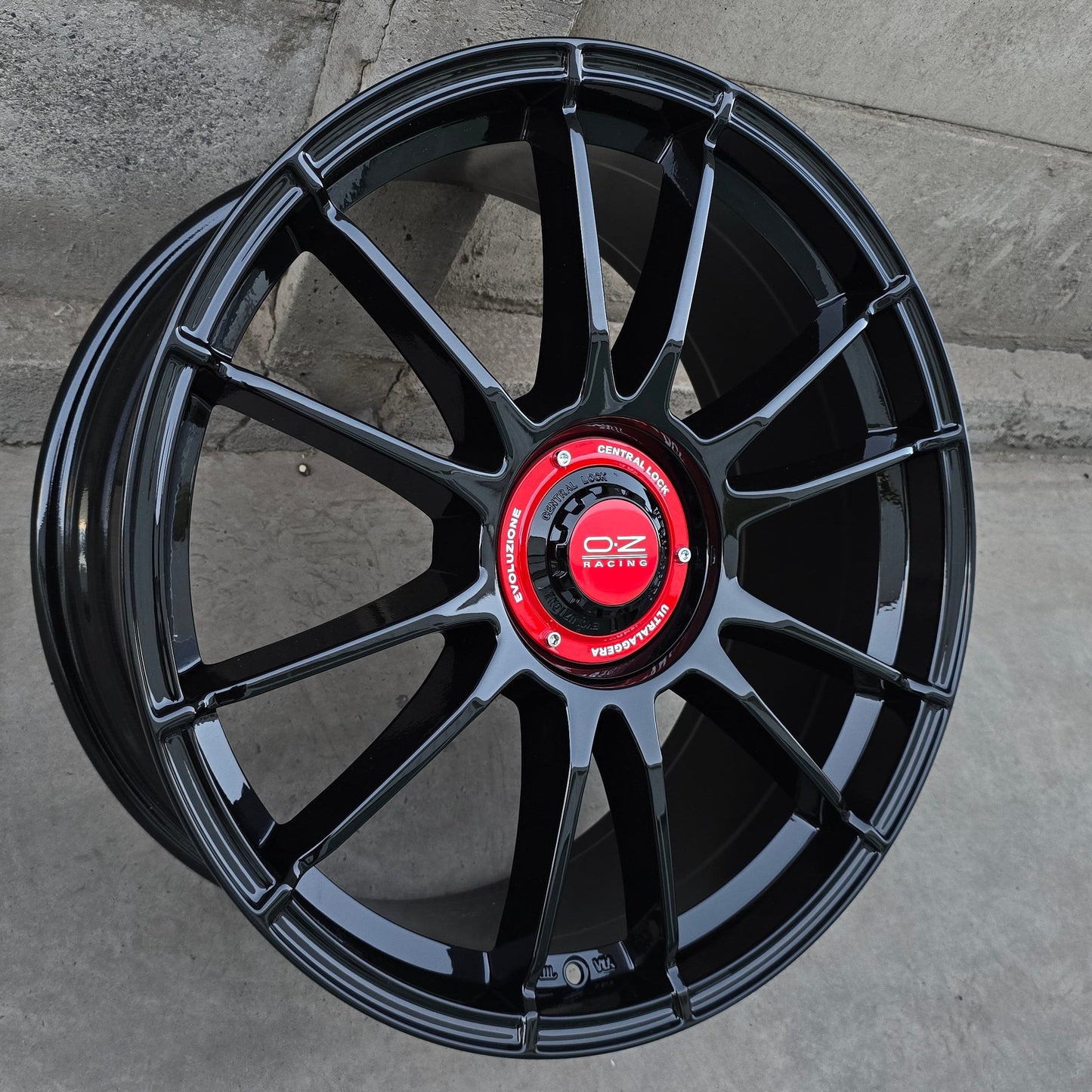 SET DE 4 LLANTAS OZ ULTRA LIGERA EVOLUCIONE. Aro 20 - 5x112, 5x114. Doble Apernadura. Color Negro  . (YF0256)