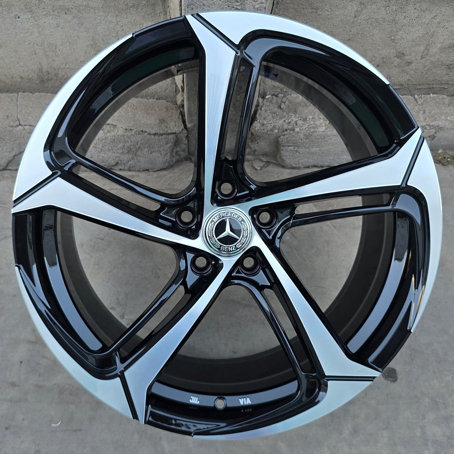 SET DE 4 LLANTAS MERCEDES *. Aro 19 - 5x112. Color Cromado Fondo Negro. (1985)