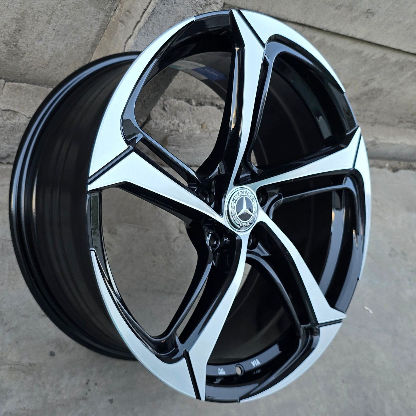 SET DE 4 LLANTAS MERCEDES *. Aro 19 - 5x112. Color Cromado Fondo Negro. (1985)