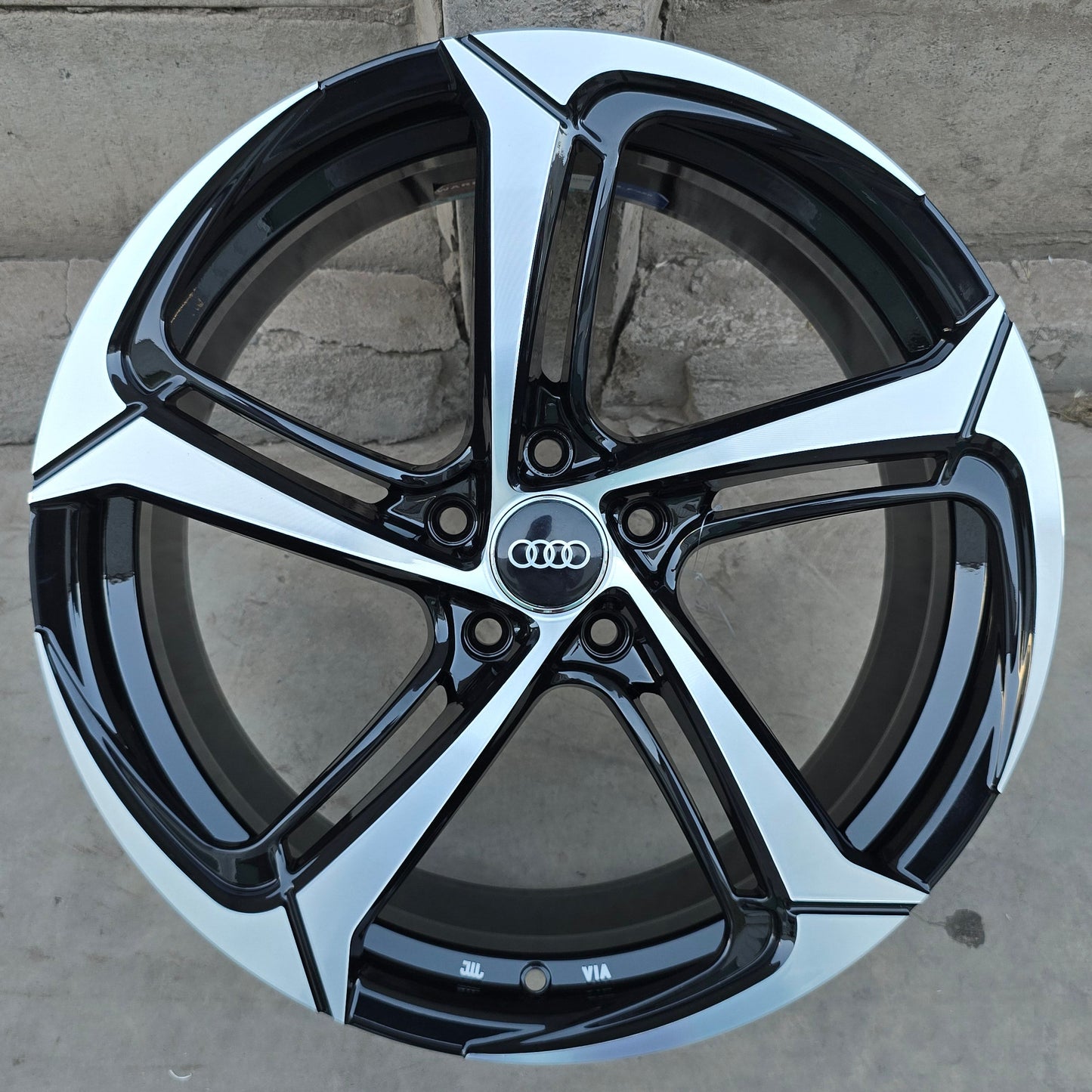 SET DE 4  LLANTAS AUDI *. Aro 19 - 5x112. Color Cromado Fondo Negro. (1985)