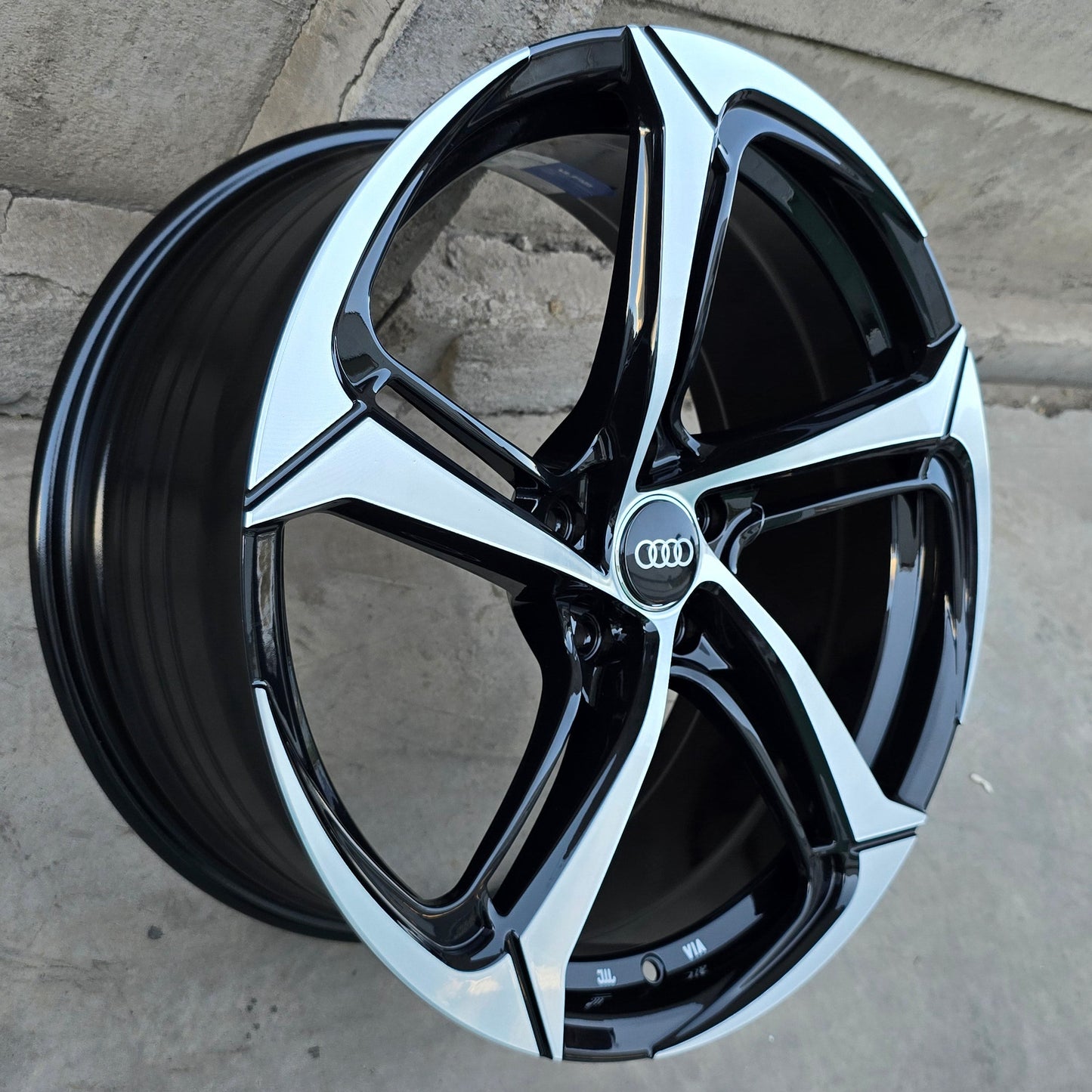 SET DE 4  LLANTAS AUDI *. Aro 19 - 5x112. Color Cromado Fondo Negro. (1985)