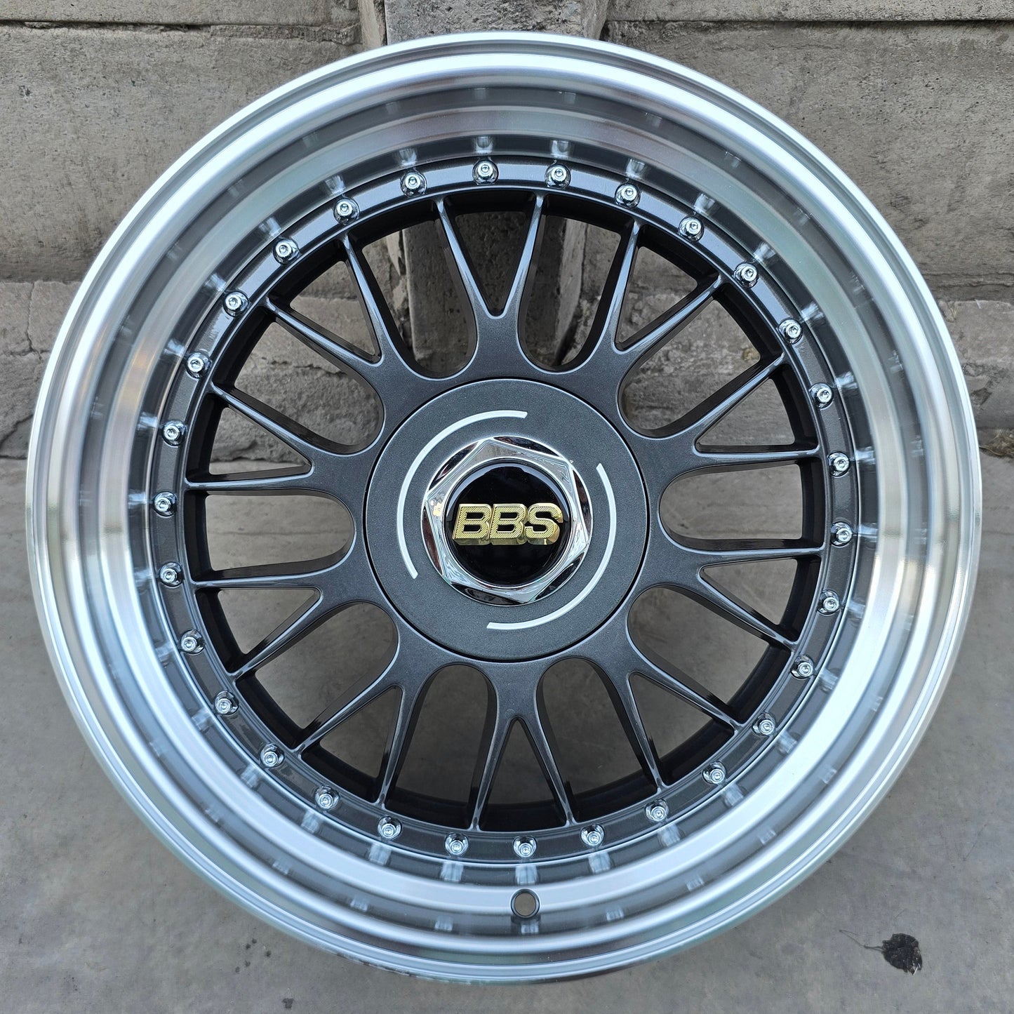 SET DE 4 LLANTAS BBS LEMANS. Aro 17 - 4x100, 4x108. Doble Apernadura. Color Grafito Aro Cromado. (7031)