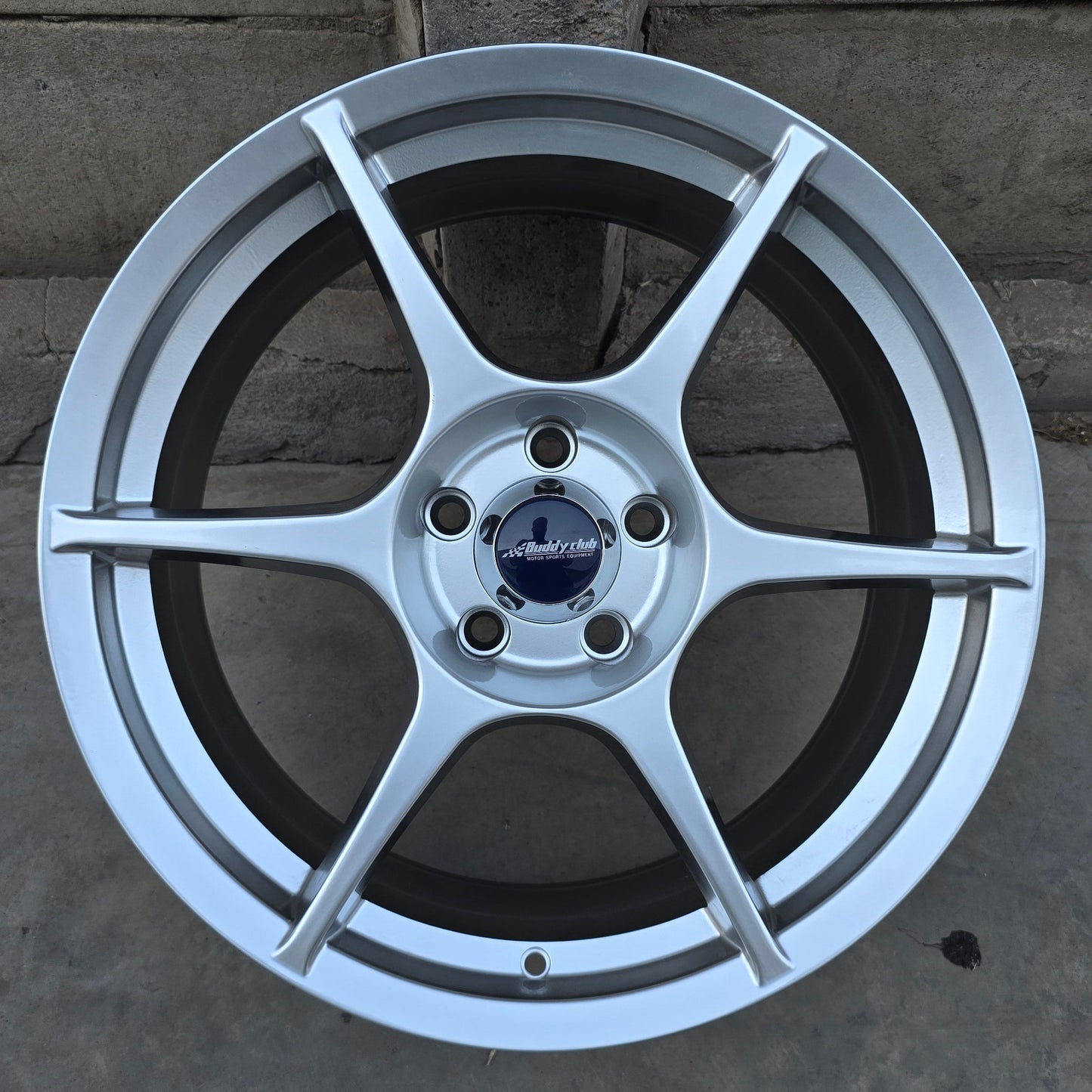 SET DE 4 LLANTAS P1. Aro 18 - 5x114. Color Plateado. (Z18-12)