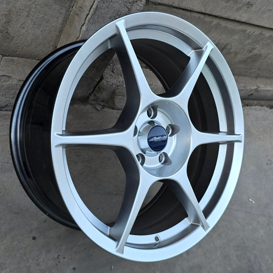 SET DE 4 LLANTAS P1. Aro 18 - 5x114. Color Plateado. (Z18-12)
