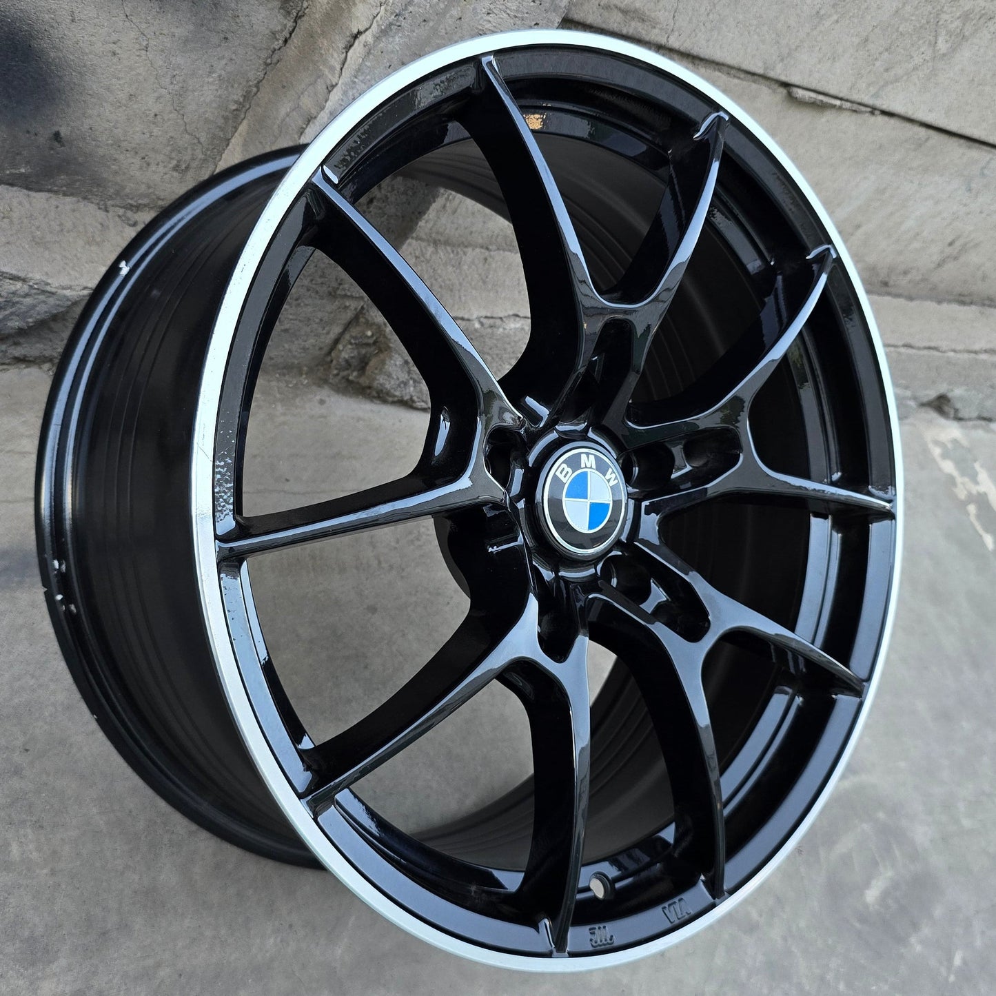 SET DE 4 LLANTAS BMW. Aro 18 - 5x120. Color Negro Aro Cromado. (WC001)