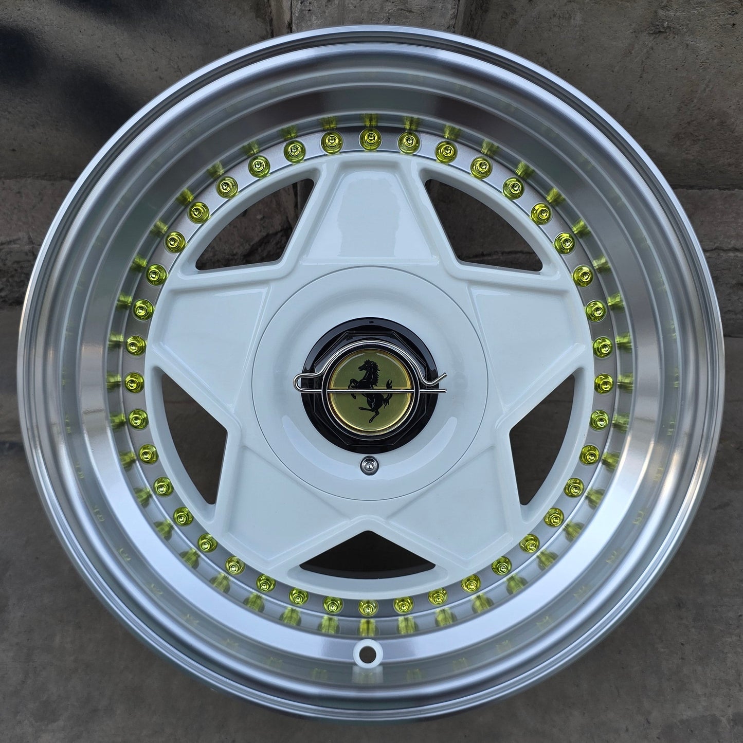 SET DE 4 LLANTAS FERRARI. Aro 15 - 4x100, 5x100. Doble Apernadura. Color Blanco Aro Cromado. (5702)