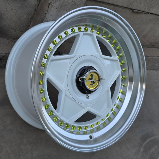 SET DE 4 LLANTAS FERRARI. Aro 15 - 4x100, 5x100. Doble Apernadura. Color Blanco Aro Cromado. (5702)