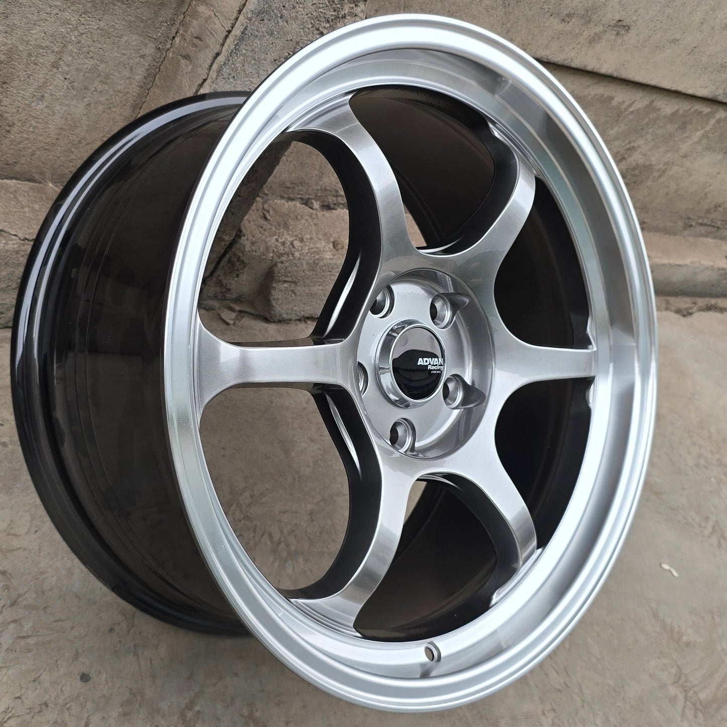 SET DE 4 LLANTAS ADVAN RACING R6 COLOR Grafito Metalizado. Aro 18 - 5x114 (RGW012FF)